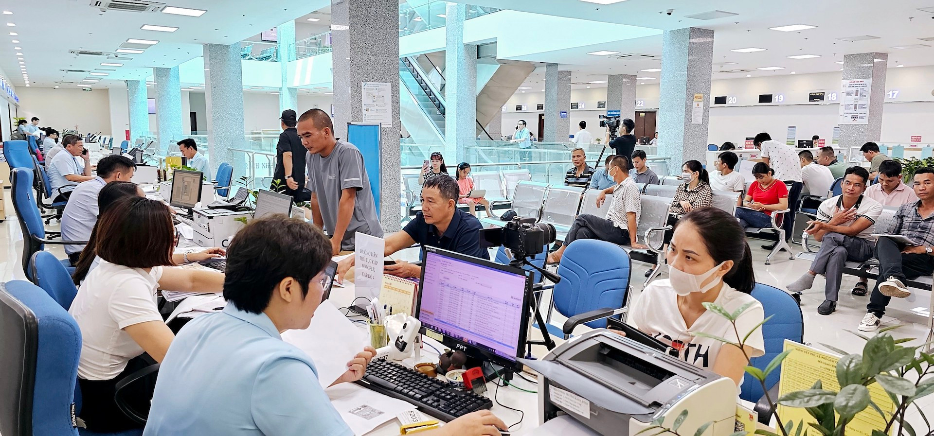 Trung tâm Hành chính công tỉnh Quảng Ninh luôn lấy sự hài lòng của người dân và cộng đồng doanh nghiệp làm thước đo hiệu quả công việc.