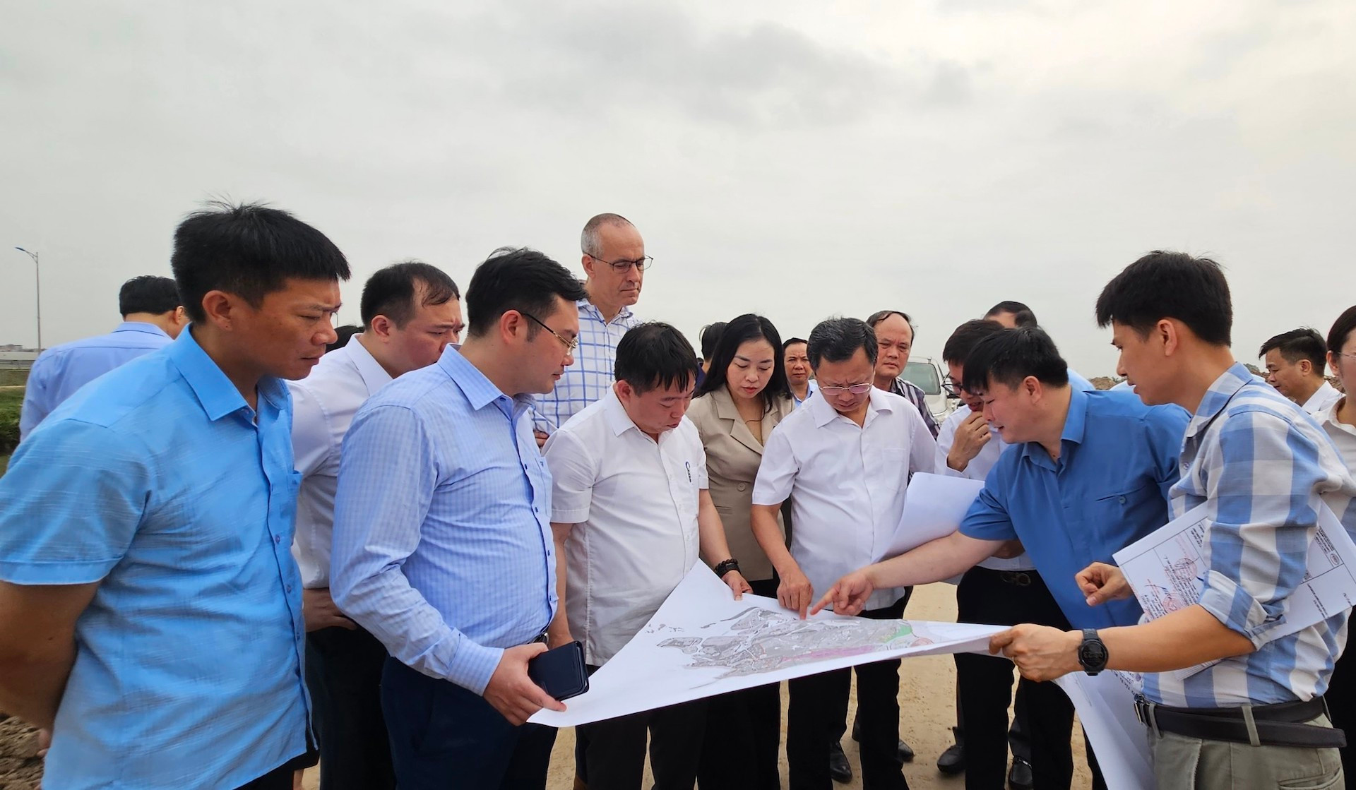 Lãnh đạo tỉnh Quảng Ninh và các sở, ban, ngành trực tiếp trao đổi tháo gỡ khó khăn cho các chủ đầu tư và doanh nghiệp có các dự án tại khu công nghiệp Bắc Tiền Phong, thị xã Quảng Yên.