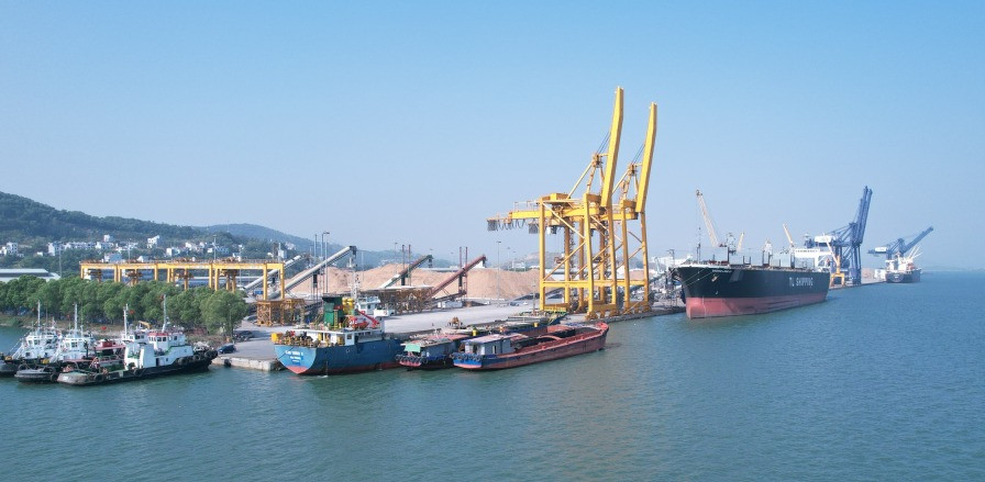 Cảng Cái Lân (Quảng Ninh) đang được xây dựng và mở rộng với mục tiêu trở thành một trong những cảng lớn nhất Việt Nam. Cảng Cái Lân (Quảng Ninh) đang được xây dựng và mở rộng với mục tiêu trở thành một trong những cảng lớn nhất Việt Nam.