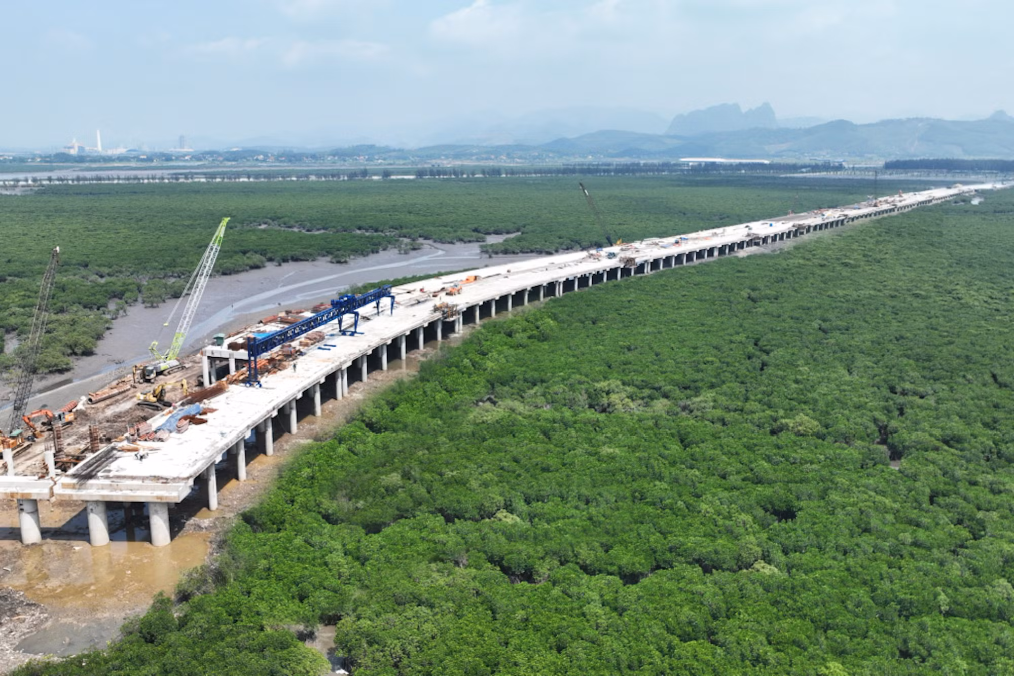 Dự án Cầu Cửa Lục 3 đang được đẩy nhanh tiến độ thi công, phấn đấu đưa vào sử dụng trong năm 2023.