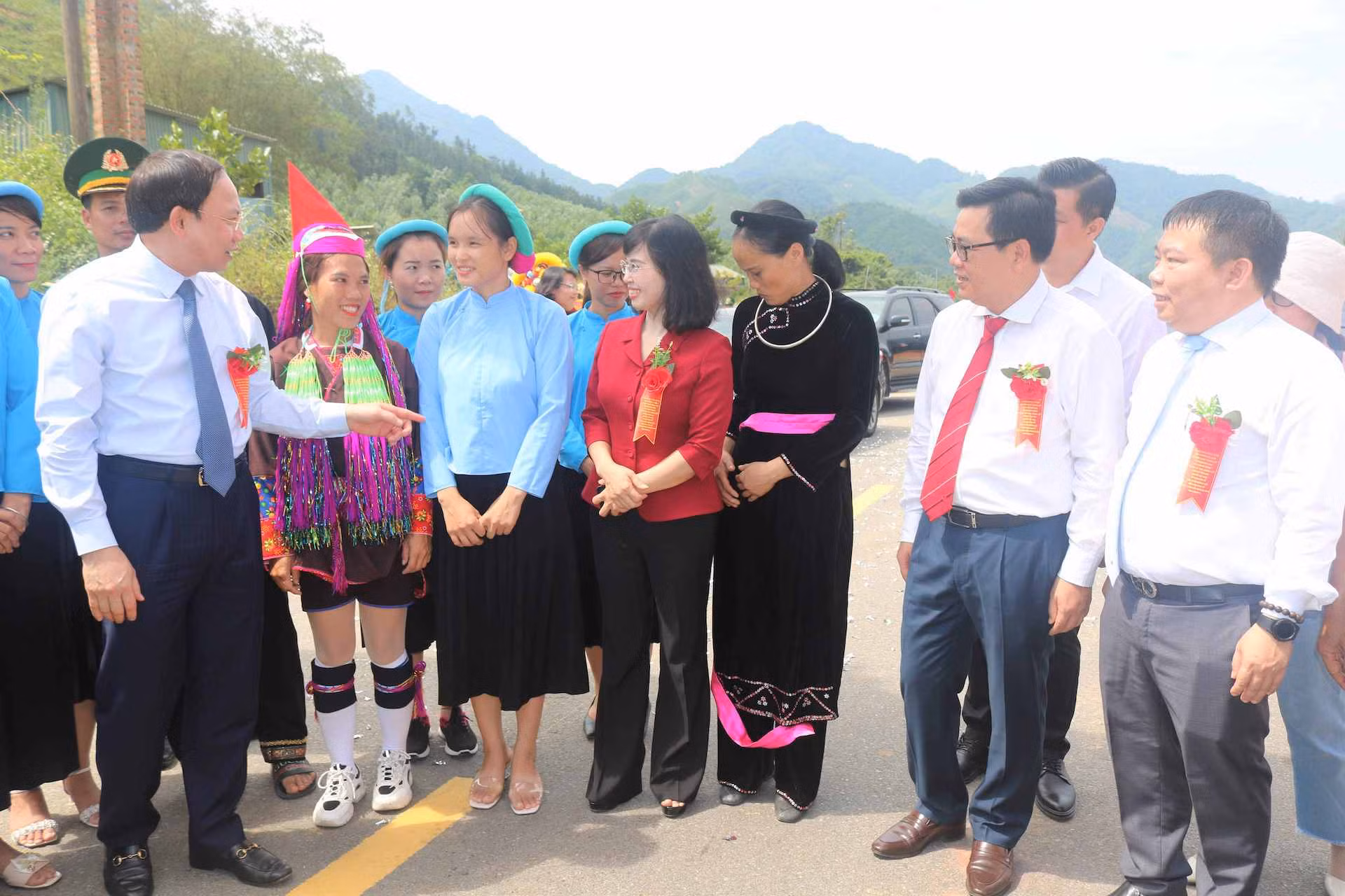 Bí thư Tỉnh ủy Quảng Ninh Nguyễn Xuân Ký trò chuyện với nhân dân xã Hải Sơn, thành phố Móng Cái.