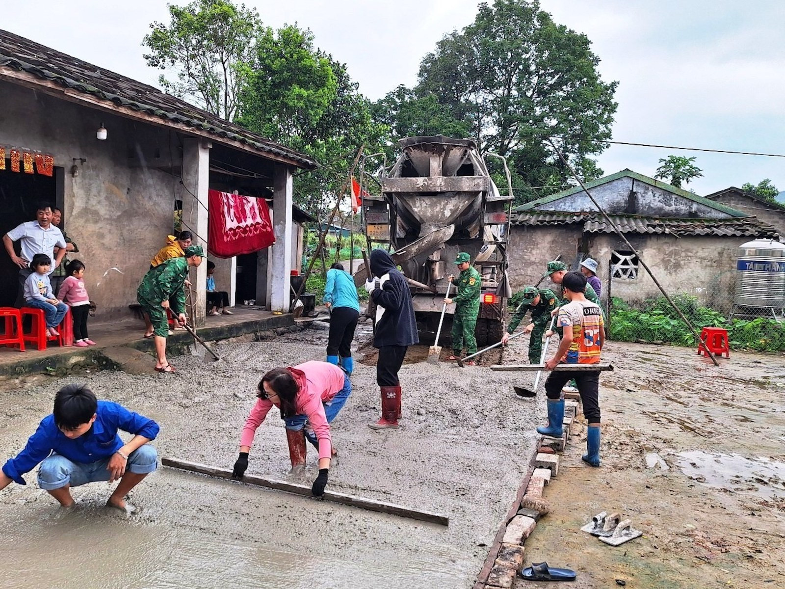 Cán bộ, chiến sĩ Đồn Biên phòng Pò Hèn giúp nhân dân xã Hải Sơn làm đường giao thông nông thôn. Cán bộ, chiến sĩ Đồn Biên phòng Pò Hèn giúp nhân dân xã Hải Sơn làm đường giao thông nông thôn.
