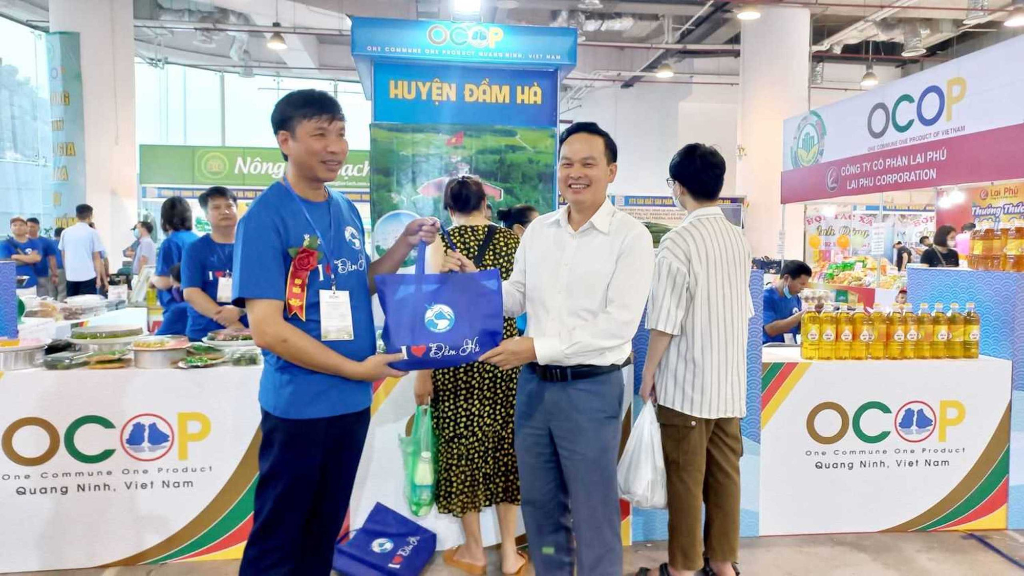 Nhiều sản phẩm OCOP của huyện Đầm Hà thu hút đông đảo người dân đến mua tại Hội chợ OCOP Quảng Ninh hè 2023.