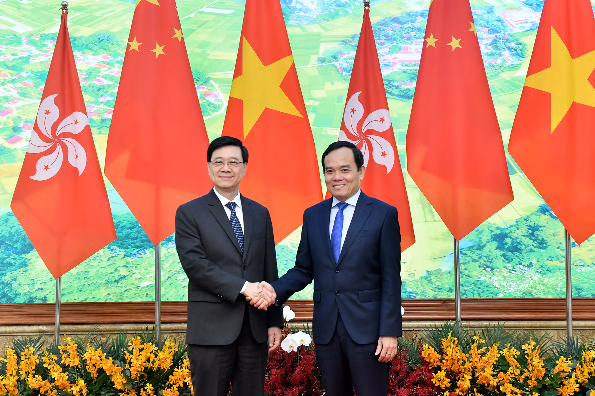 Phó Thủ tướng Trần Lưu Quang với Trưởng Khu hành chính đặc biệt Hồng Kông (Trung Quốc) Lý Gia Siêu.