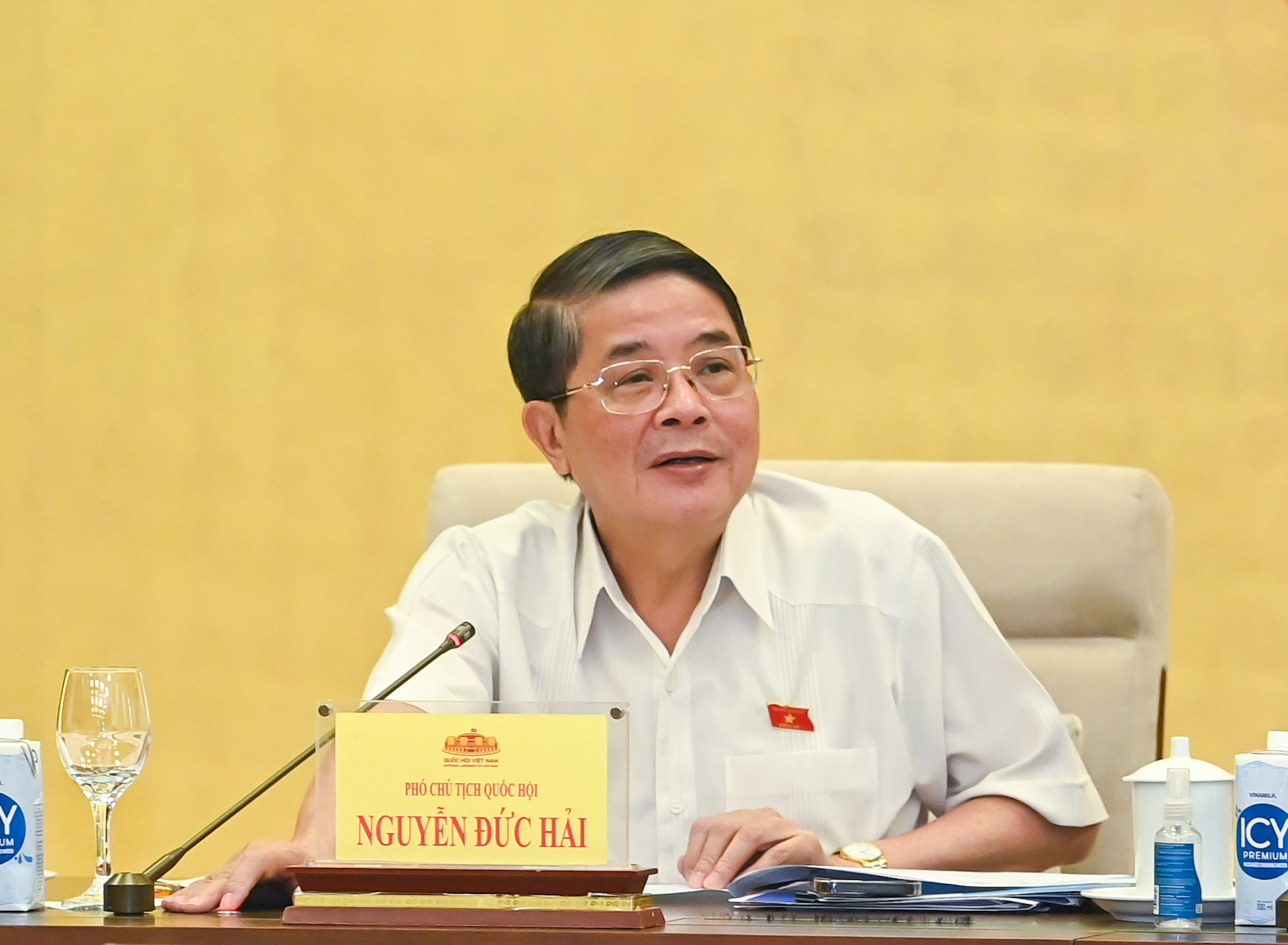 Phó Chủ tịch Quốc hội Nguyễn Đức Hải điều hành nội dung thảo luận tại cuộc làm việc.