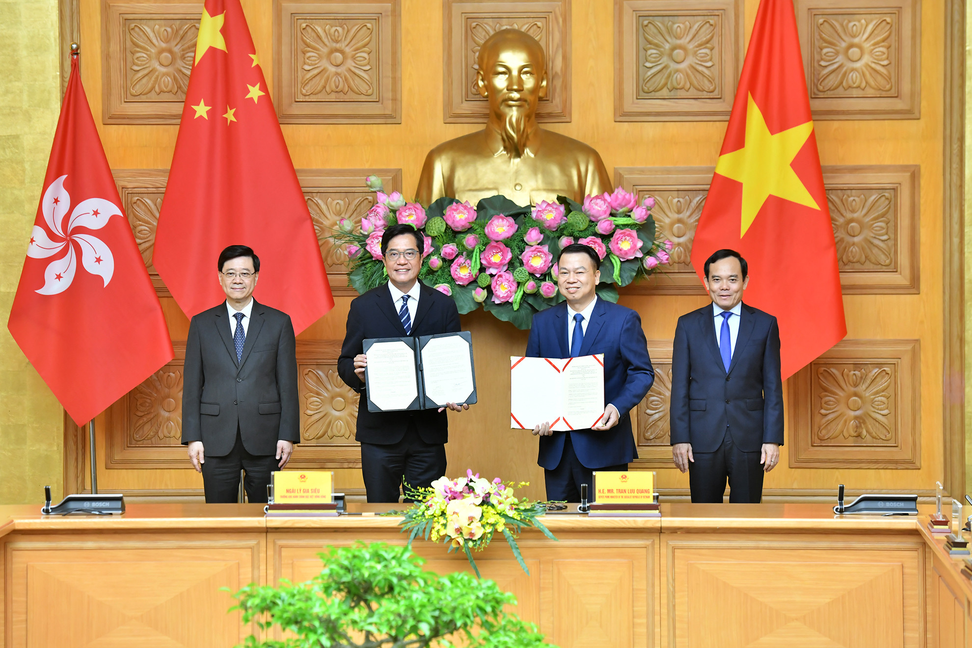 Phó Thủ tướng Trần Lưu Quang và Trưởng Khu hành chính đặc biệt Hồng Kông (Trung Quốc) Lý Gia Siêu chứng kiến các bên trao đổi thỏa thuận hợp tác.
