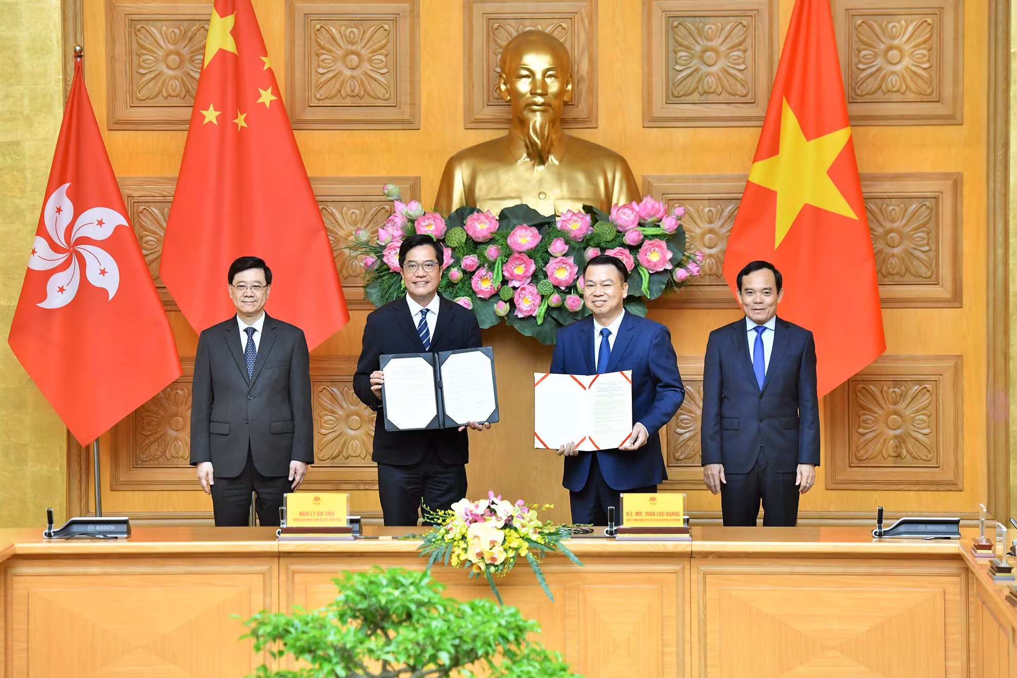 Phó Thủ tướng Trần Lưu Quang và Trưởng Khu hành chính đặc biệt Hồng Kông (Trung Quốc) Lý Gia Siêu chứng kiến các bên trao đổi thỏa thuận hợp tác.