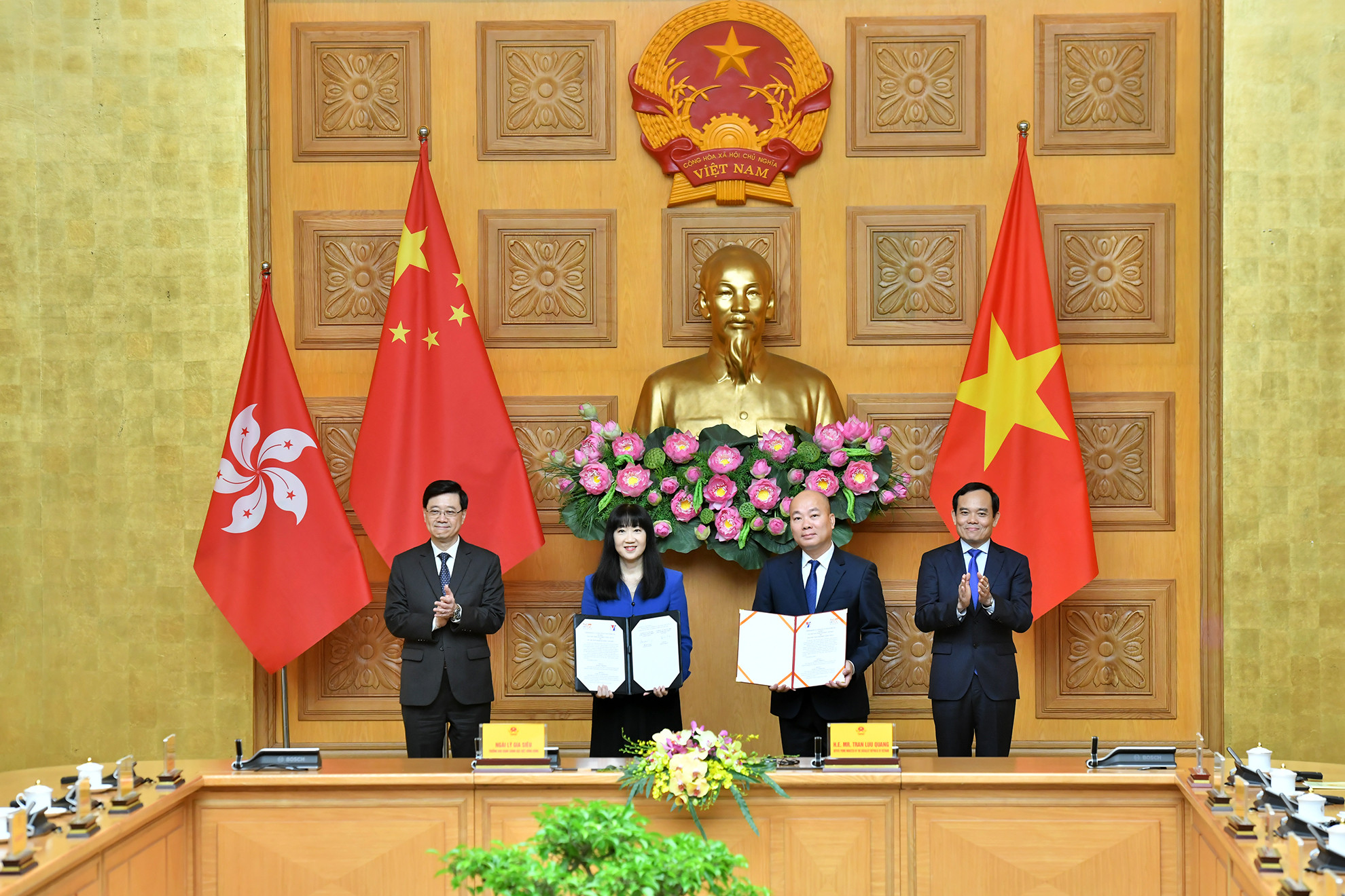 Phó Thủ tướng Trần Lưu Quang và Trưởng Khu hành chính đặc biệt Hồng Kông (Trung Quốc) Lý Gia Siêu chứng kiến các bên trao đổi thỏa thuận hợp tác.