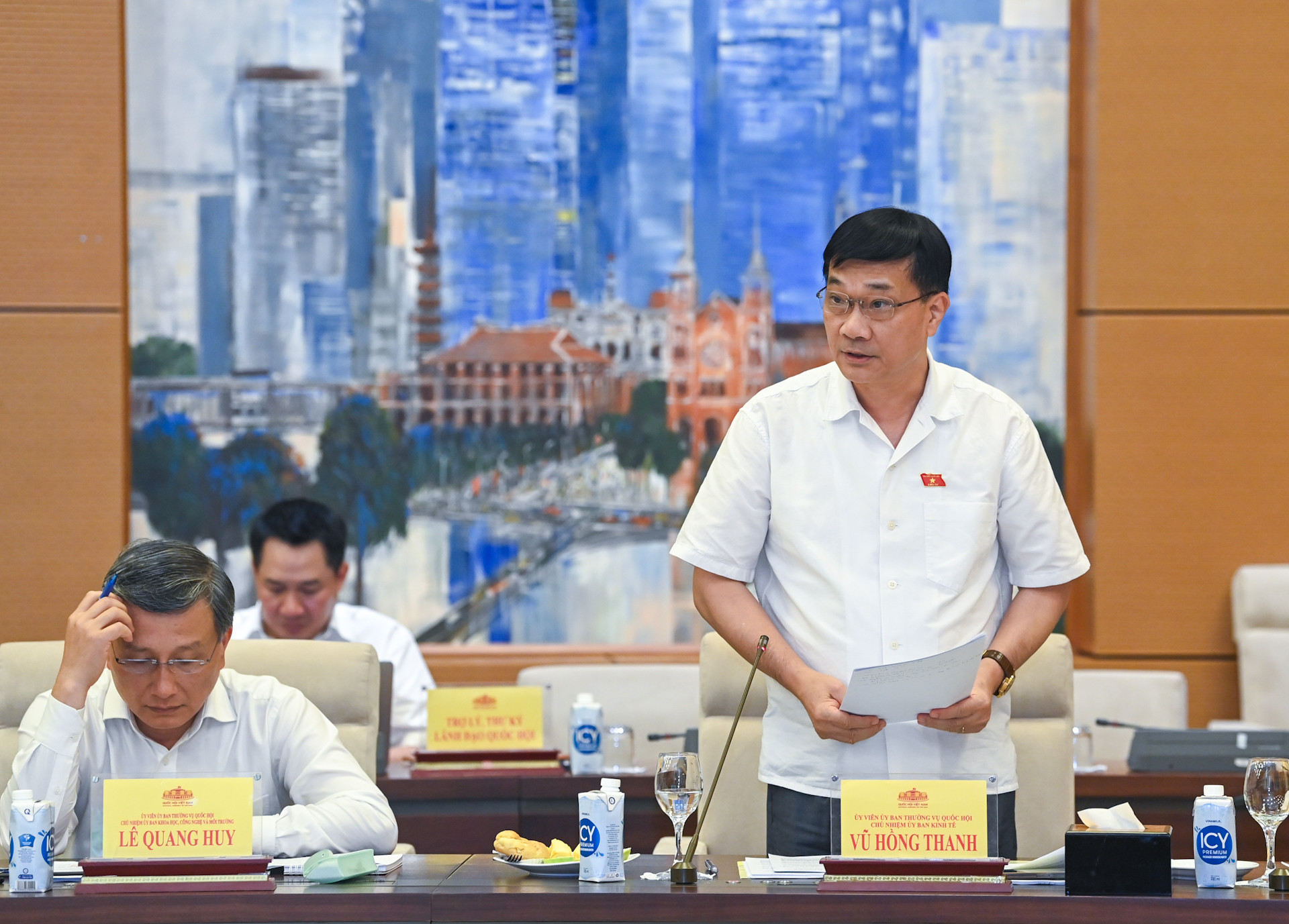 Chủ nhiệm Ủy ban Kinh tế Vũ Hồng Thanh báo cáo tại cuộc làm việc.