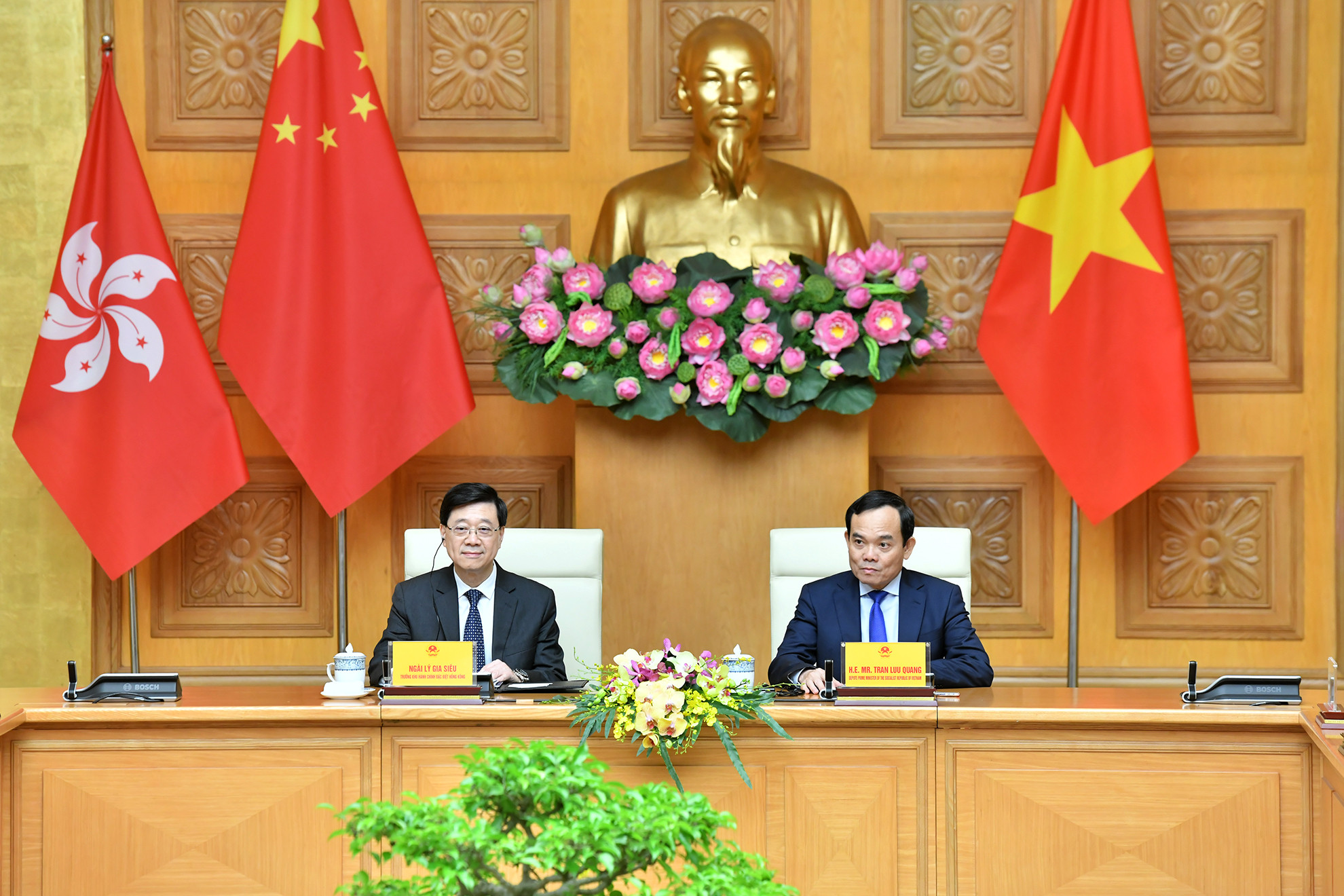 Phó Thủ tướng Trần Lưu Quang và Trưởng Khu hành chính đặc biệt Hồng Kông (Trung Quốc) Lý Gia Siêu đồng chủ trì Tọa đàm doanh nghiệp Việt Nam-Hồng Kông (Trung Quốc).