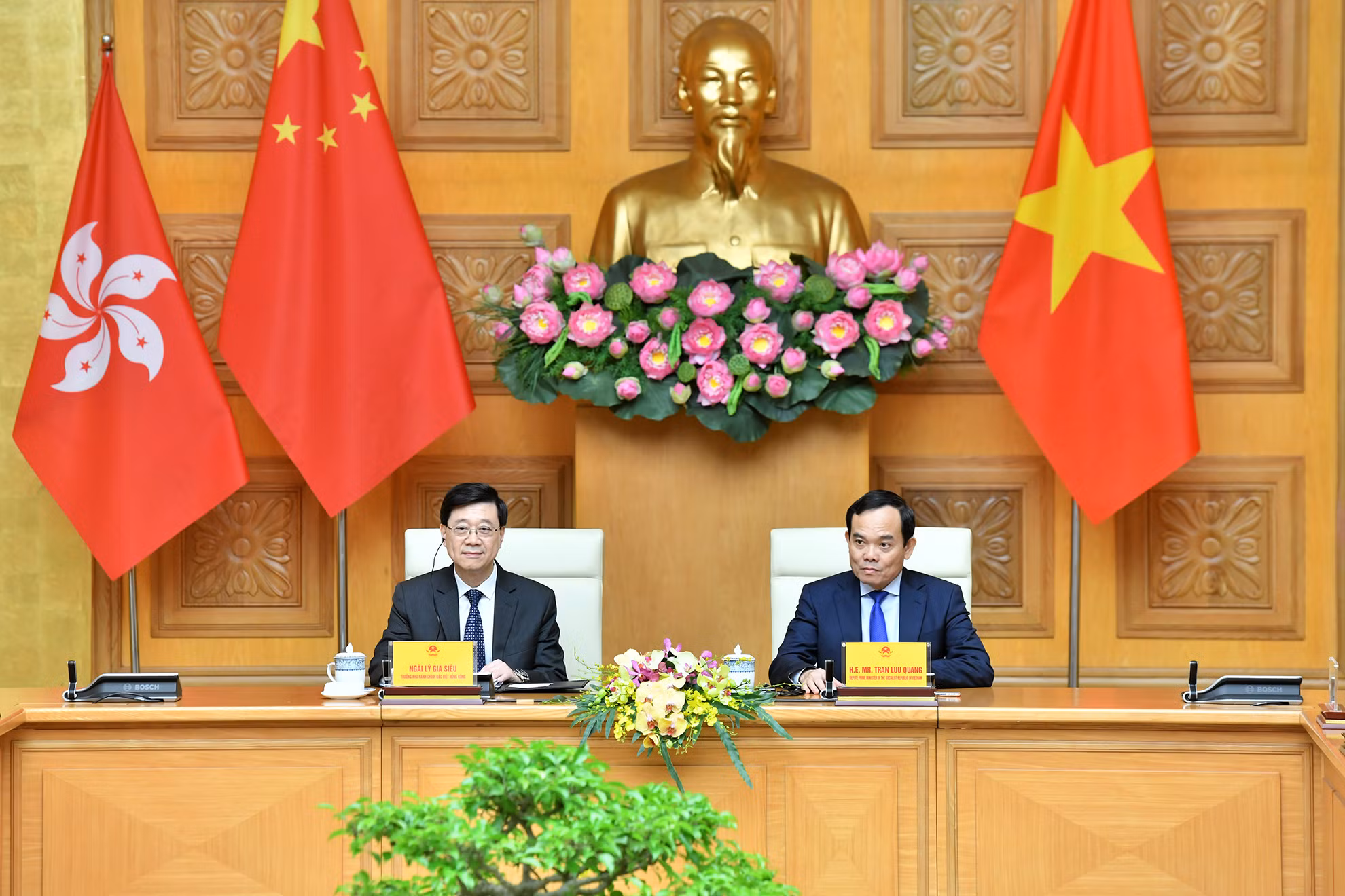 Phó Thủ tướng Trần Lưu Quang và Trưởng Khu hành chính đặc biệt Hồng Kông (Trung Quốc) Lý Gia Siêu đồng chủ trì Tọa đàm doanh nghiệp Việt Nam-Hồng Kông (Trung Quốc).