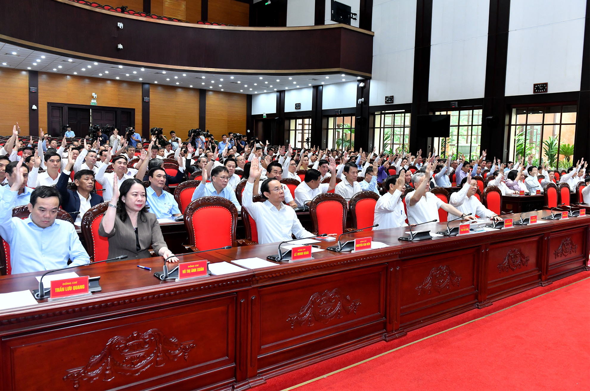 Các đại biểu biểu quyết tại phiên bế mạc hội nghị.