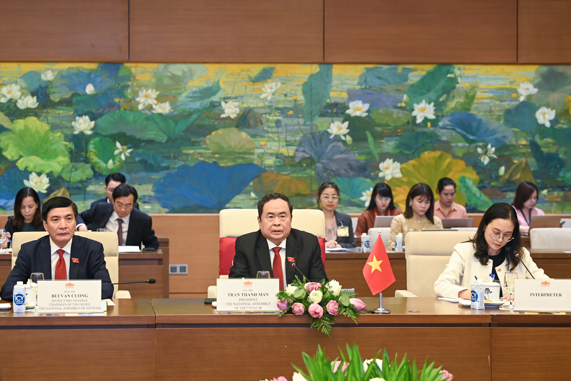 Chủ tịch Quốc hội Trần Thanh Mẫn, Tổng Thư ký, Chủ nhiệm Văn phòng Quốc hội Bùi Văn Cường và các đại biểu Việt Nam tại buổi hội kiến.