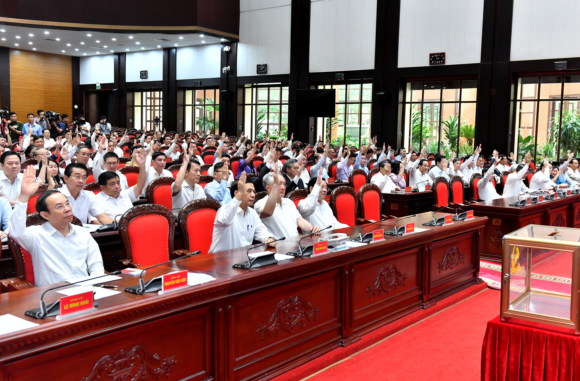 Các đại biểu biểu quyết tại phiên bế mạc hội nghị.