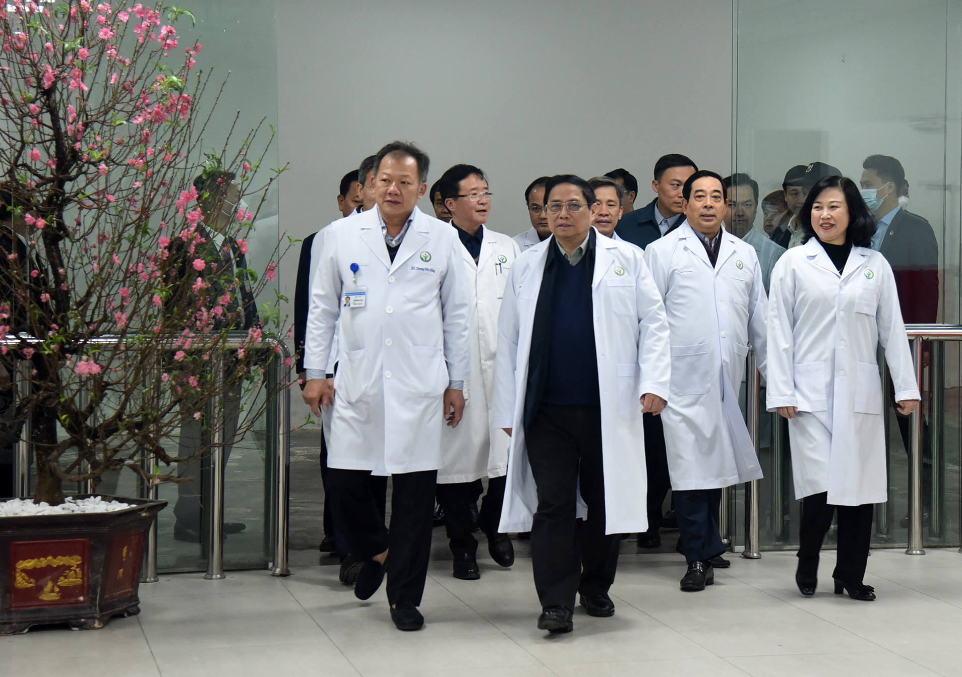 Thủ tướng Phạm Minh Chính thăm, động viên bệnh nhân đang được điều trị tại Bệnh viện Việt Đức.