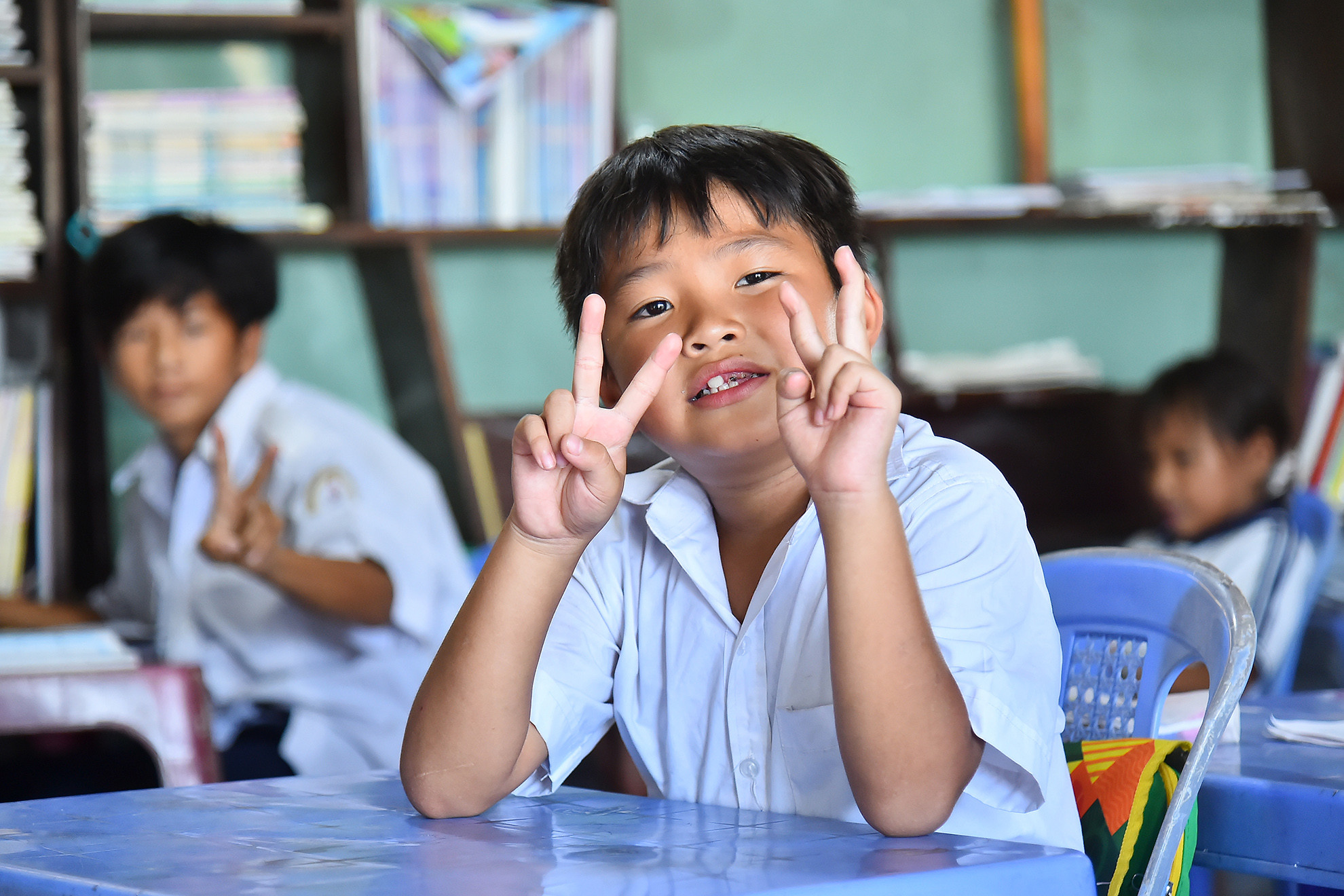 Sự hồn nhiên, đáng yêu thể hiện trên khuôn mặt của các em học sinh ở lớp học tình thương khi được giải lao sau những tiết học. Sự hồn nhiên, đáng yêu thể hiện trên khuôn mặt của các em học sinh ở lớp học tình thương khi được giải lao sau những tiết học.