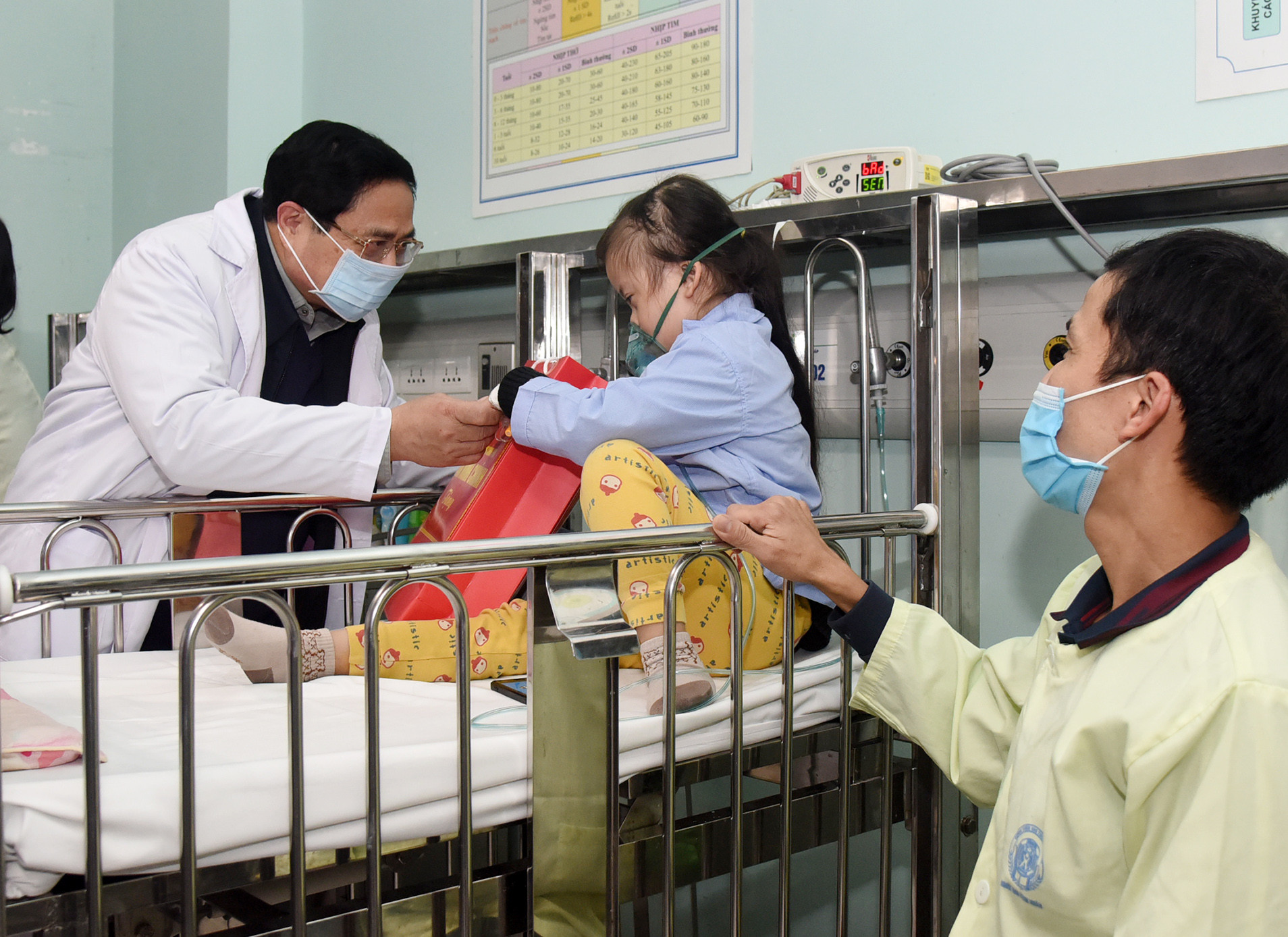 Thủ tướng Phạm Minh Chính tặng quà và chia sẻ với các bệnh nhân, người nhà bệnh nhân vẫn phải ở lại Bệnh viện Nhi Trung ương dịp Tết.