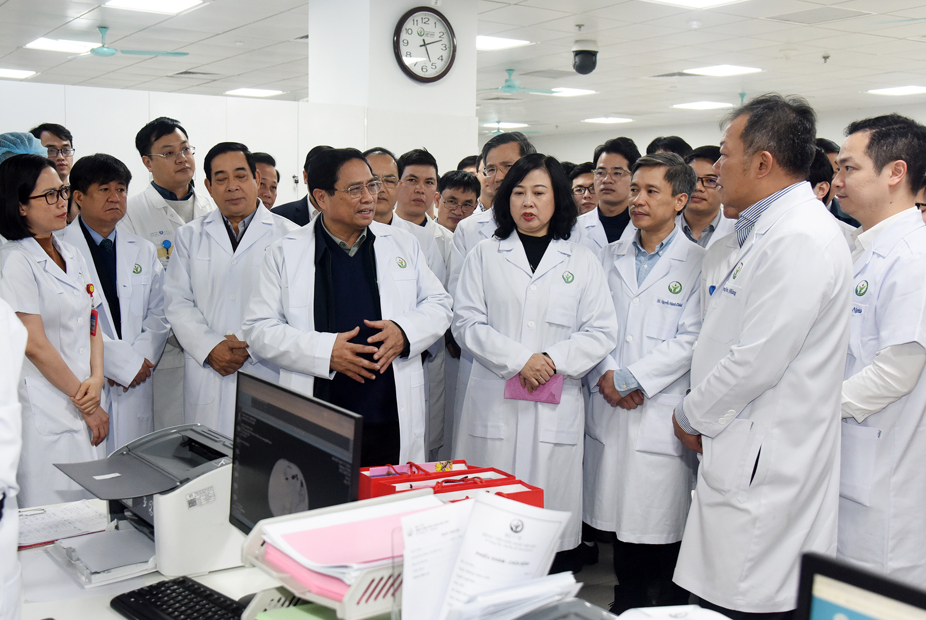 Thủ tướng Phạm Minh Chính thăm hỏi, động viên cán bộ, y bác sĩ, nhân viên y tế của Bệnh viện Hữu nghị Việt Đức.