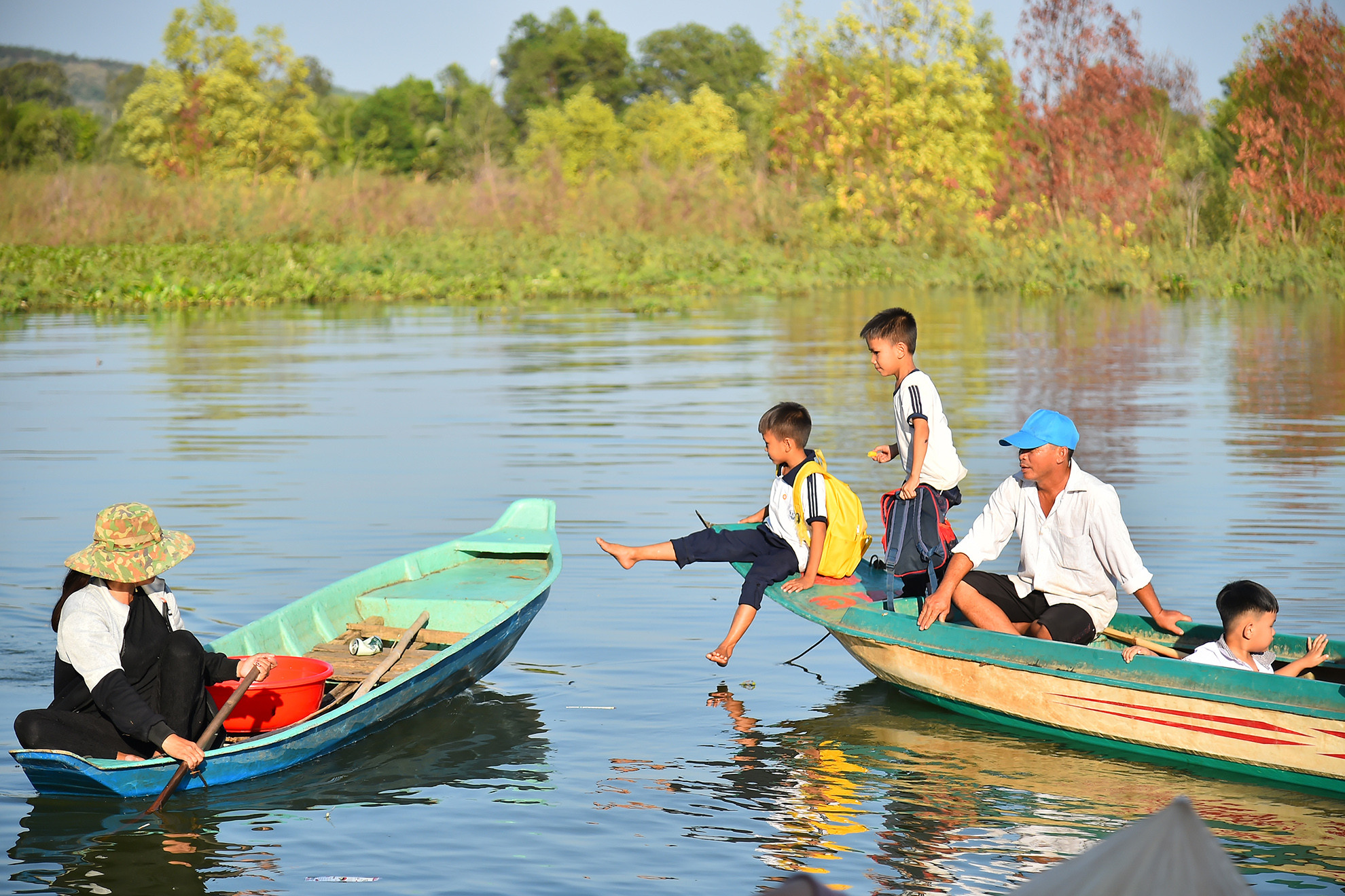 Từ năm 2002, bắt đầu có những hộ dân về sinh sống trên lòng hồ Trị An. Hằng ngày họ sinh sống bằng việc đánh bắt cá trên hồ bán cho thương lái cũng như lên bờ làm thuê cho các nhà hàng. Từ năm 2002, bắt đầu có những hộ dân về sinh sống trên lòng hồ Trị An. Hằng ngày họ sinh sống bằng việc đánh bắt cá trên hồ bán cho thương lái cũng như lên bờ làm thuê cho các nhà hàng.