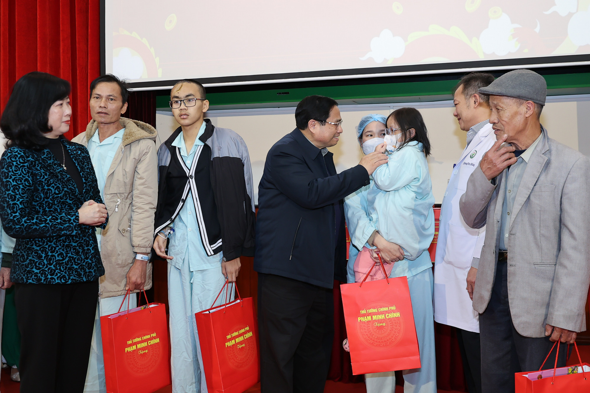 Thủ tướng Phạm Minh Chính tặng quà, chúc Tết bệnh nhân đang điều trị tại Bệnh viện hữu nghị Việt Đức.
