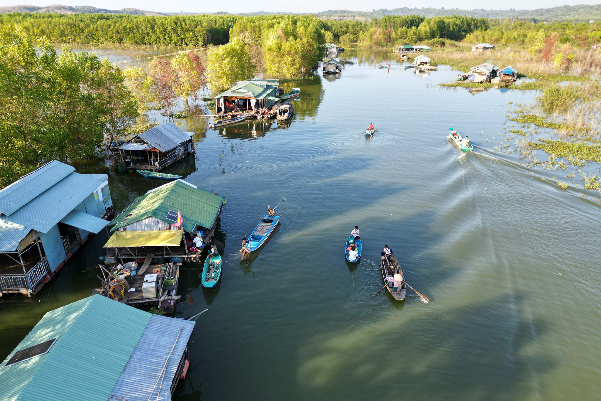 Đại đức Thích Chơn Nguyên trăn trở: Chúng tôi dạy các em biết chữ chứ không cấp bằng cấp cho các em được, dạy các em biết đọc, biết viết, thay đổi hành vi, lối sống, dạy cách làm người. Nếu không được học, không biết tương lai của các em như thế nào. Đó cũng là cách tốt nhất mà các thầy cô có thể nghĩ được cho đến lúc này. Đại đức Thích Chơn Nguyên trăn trở: Chúng tôi dạy các em biết chữ chứ không cấp bằng cấp cho các em được, dạy các em biết đọc, biết viết, thay đổi hành vi, lối sống, dạy cách làm người. Nếu không được học, không biết tương lai của các em như thế nào. Đó cũng là cách tốt nhất mà các thầy cô có thể nghĩ được cho đến lúc này.