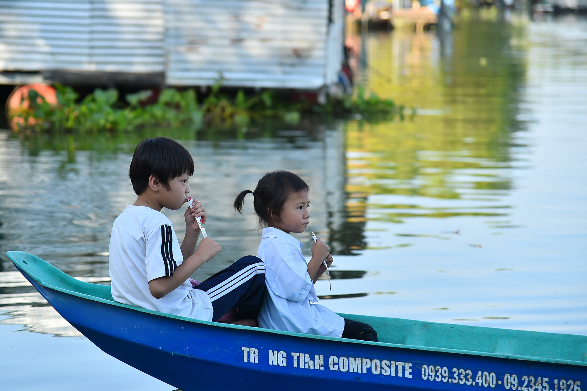 Giữa sóng nước hồ mênh mông, lớp học đặc biệt của vị sư thầy là sợi dây gắn kết cư dân cả làng bè nghèo khó bằng tình thương, bằng hy vọng vào một tương lai xán lạn hơn. Giữa sóng nước hồ mênh mông, lớp học đặc biệt của vị sư thầy là sợi dây gắn kết cư dân cả làng bè nghèo khó bằng tình thương, bằng hy vọng vào một tương lai xán lạn hơn.