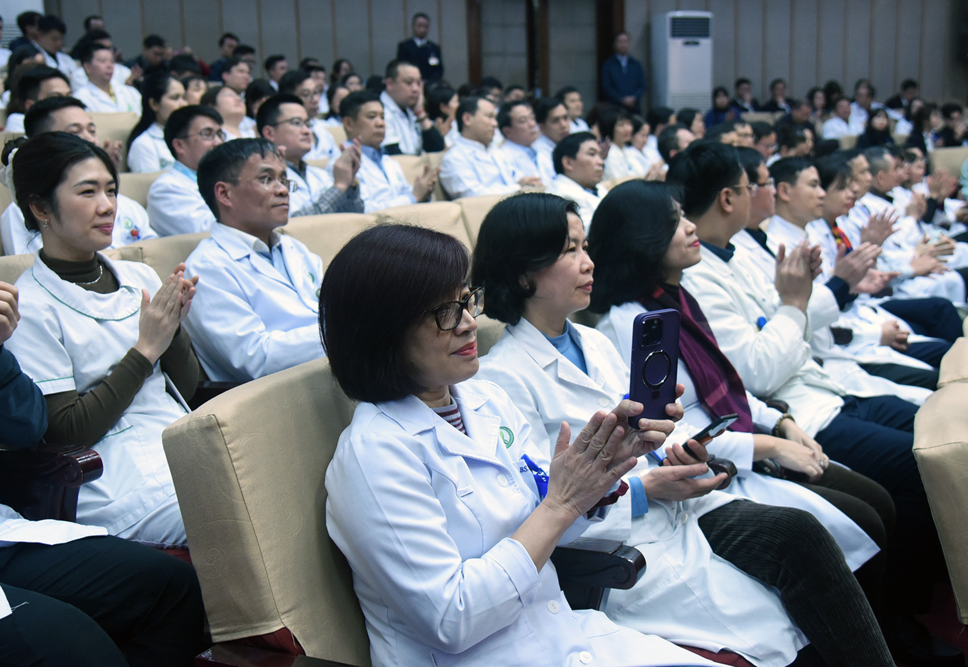 Cán bộ, y bác sĩ, nhân viên y tế của Bệnh viện Hữu nghị Việt Đức.