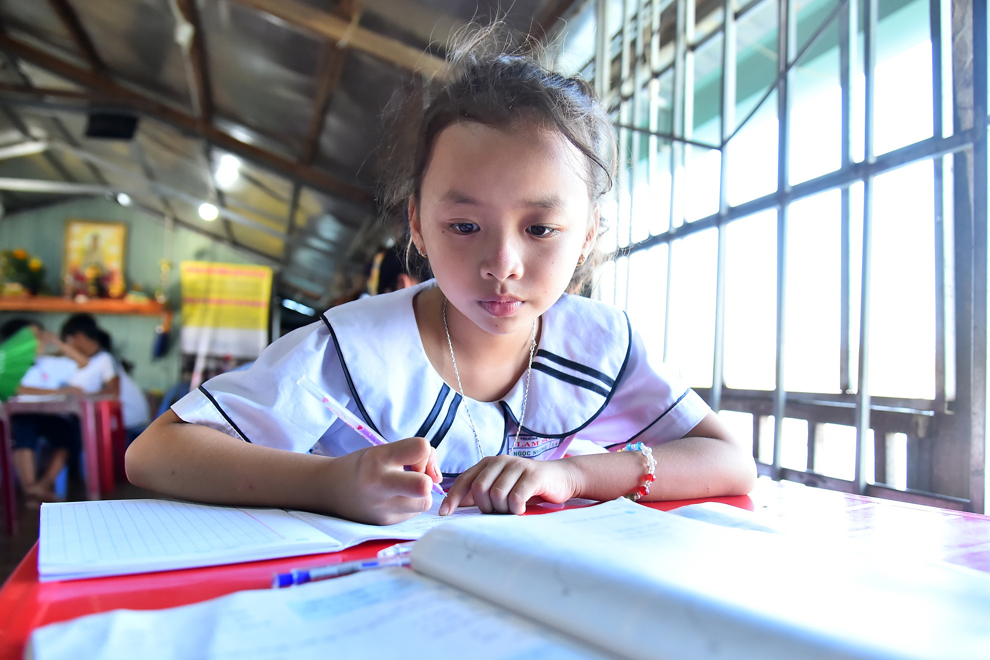 Các em học sinh phấn khởi khi được đến lớp, vừa có thêm các bạn mới, vừa được học, nếu không hiểu thì thầy, cô sẽ hướng dẫn luôn. Các em đều cố gắng hoàn thành bài ngay ở trên lớp. Các em học sinh phấn khởi khi được đến lớp, vừa có thêm các bạn mới, vừa được học, nếu không hiểu thì thầy, cô sẽ hướng dẫn luôn. Các em đều cố gắng hoàn thành bài ngay ở trên lớp.