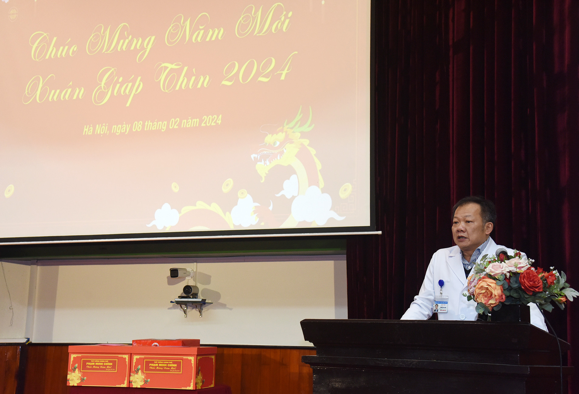 Giám đốc Bệnh viện Hữu nghị Việt Đức Dương Đức Hùng báo cáo với Thủ tướng về tình hình trực Tết của Bệnh viện.