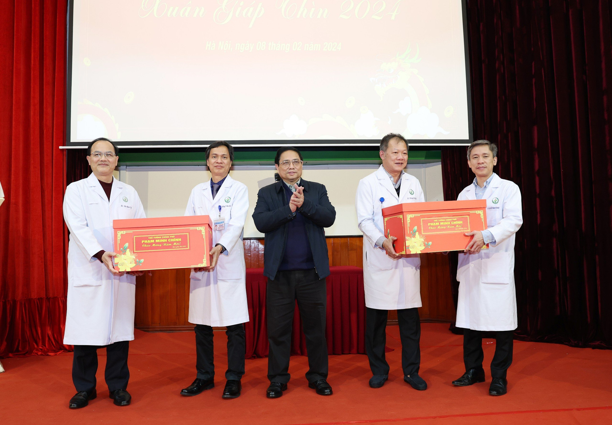 Thủ tướng Phạm Minh Chính tặng quà cán bộ, y bác sĩ, nhân viên y tế của Bệnh viện Hữu nghị Việt Đức.