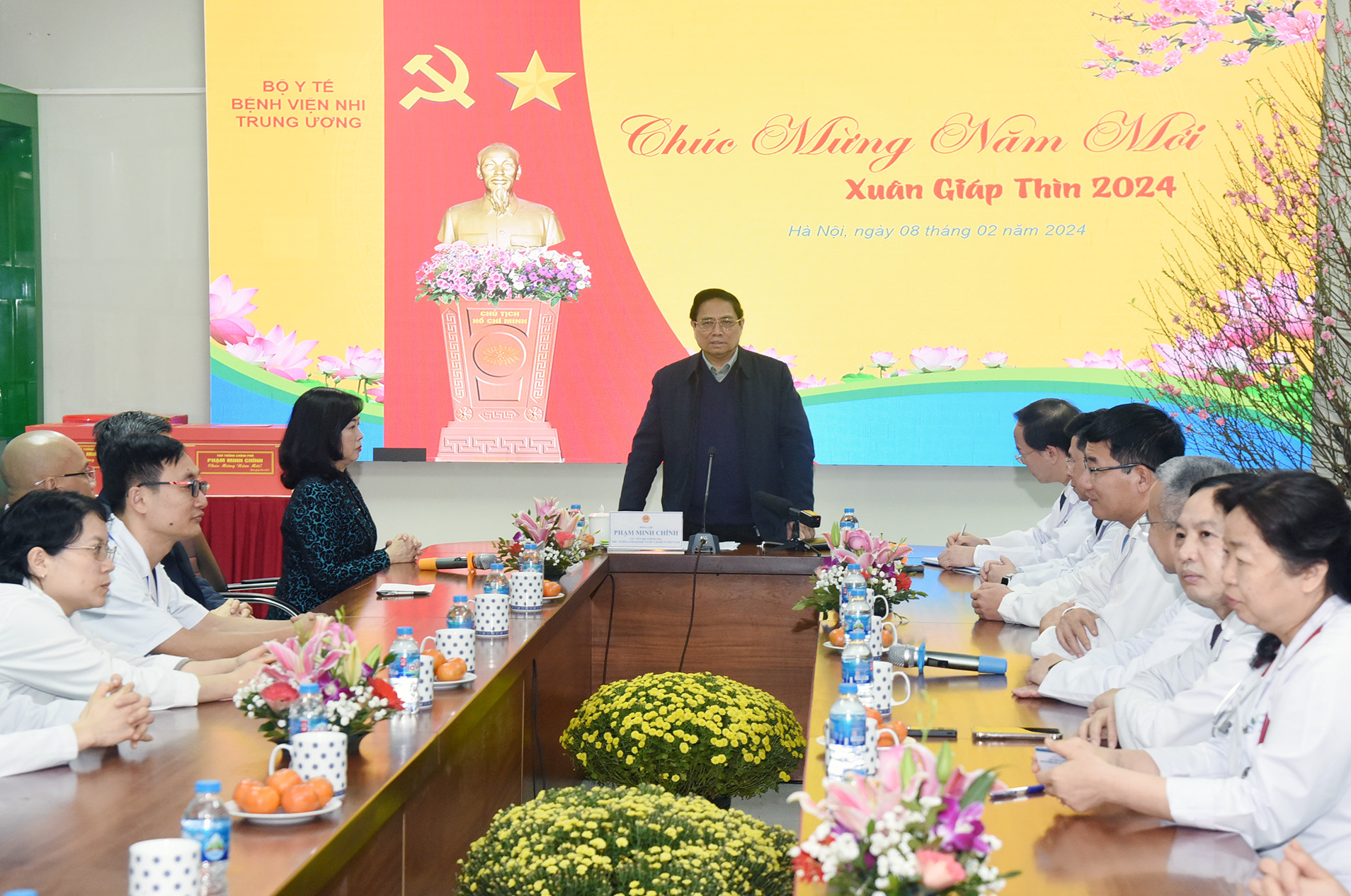 Thủ tướng bày tỏ xúc động và cảm ơn đội ngũ y bác sĩ Bệnh viện Nhi Trung ương đang nỗ lực điều trị cho các bệnh nhi, cũng như tổ chức các hình thức vui chơi cho các cháu, chăm lo cho các gia đình bệnh nhân để bù đắp một phần thiệt thòi khi phải ở bệnh viện trong dịp này.