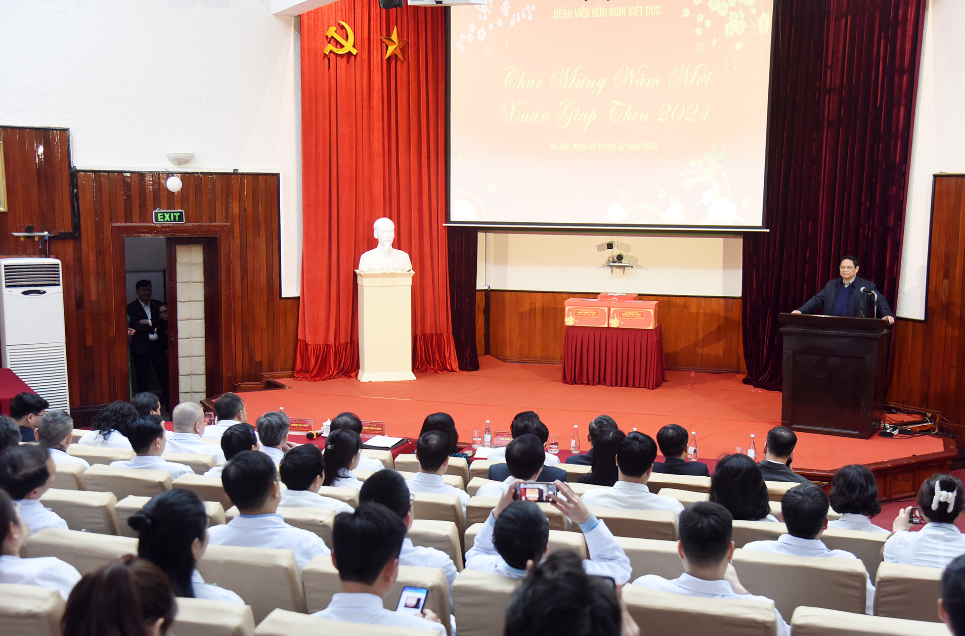 Thủ tướng yêu cầu, trong những ngày Tết này, Bệnh viện Hữu nghị Việt Đức phải ưu tiên tiếp nhận, cứu chữa tích cực bệnh nhân; ứng trực, thu dung bệnh nhân với trách nhiệm cao nhất, tiếp nhận nhanh nhất, kịp thời nhất có thể.