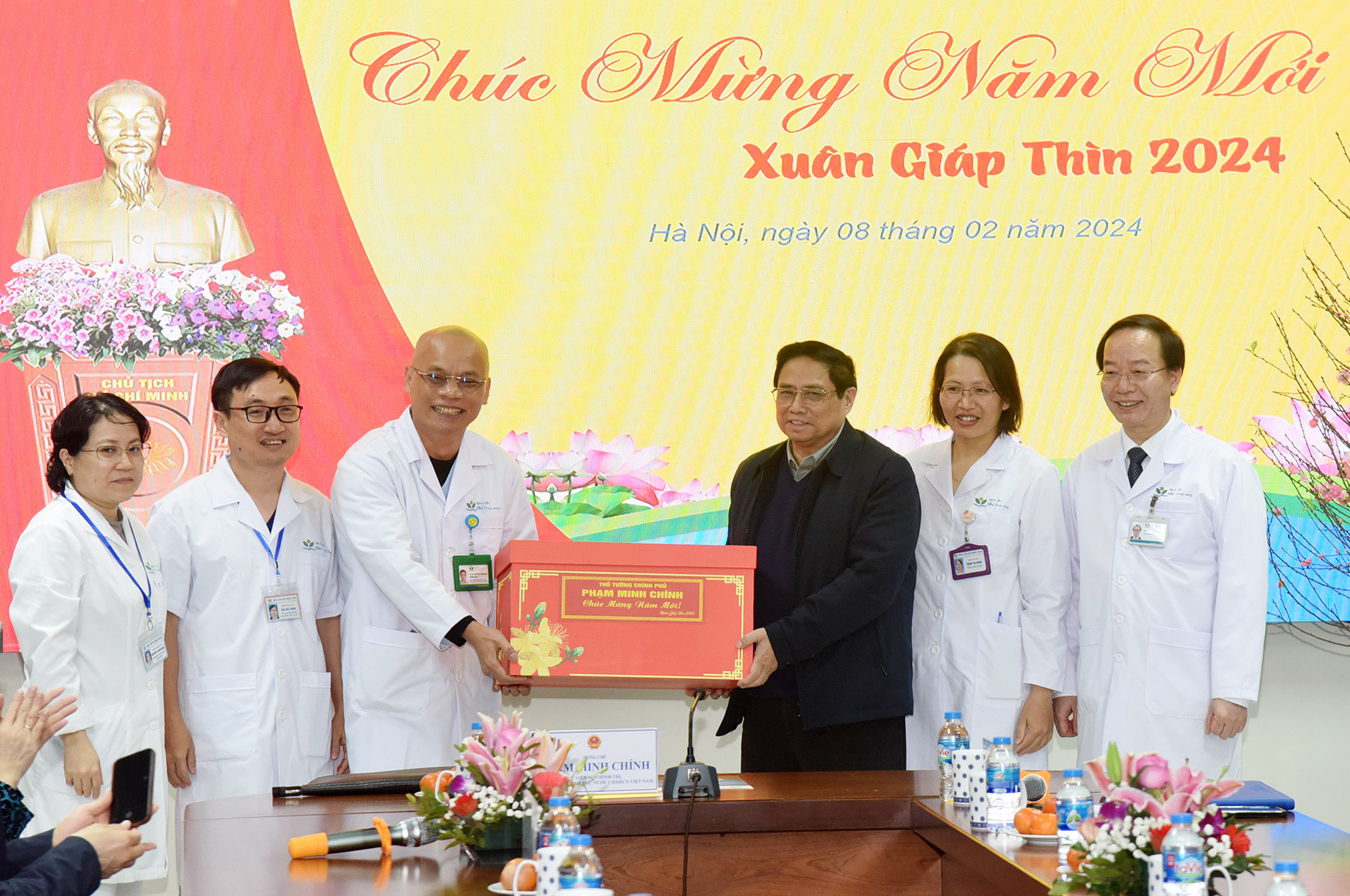 Thủ tướng Phạm Minh Chính tặng quà cán bộ, y bác sĩ, nhân viên y tế của Bệnh viện Nhi Trung ương.