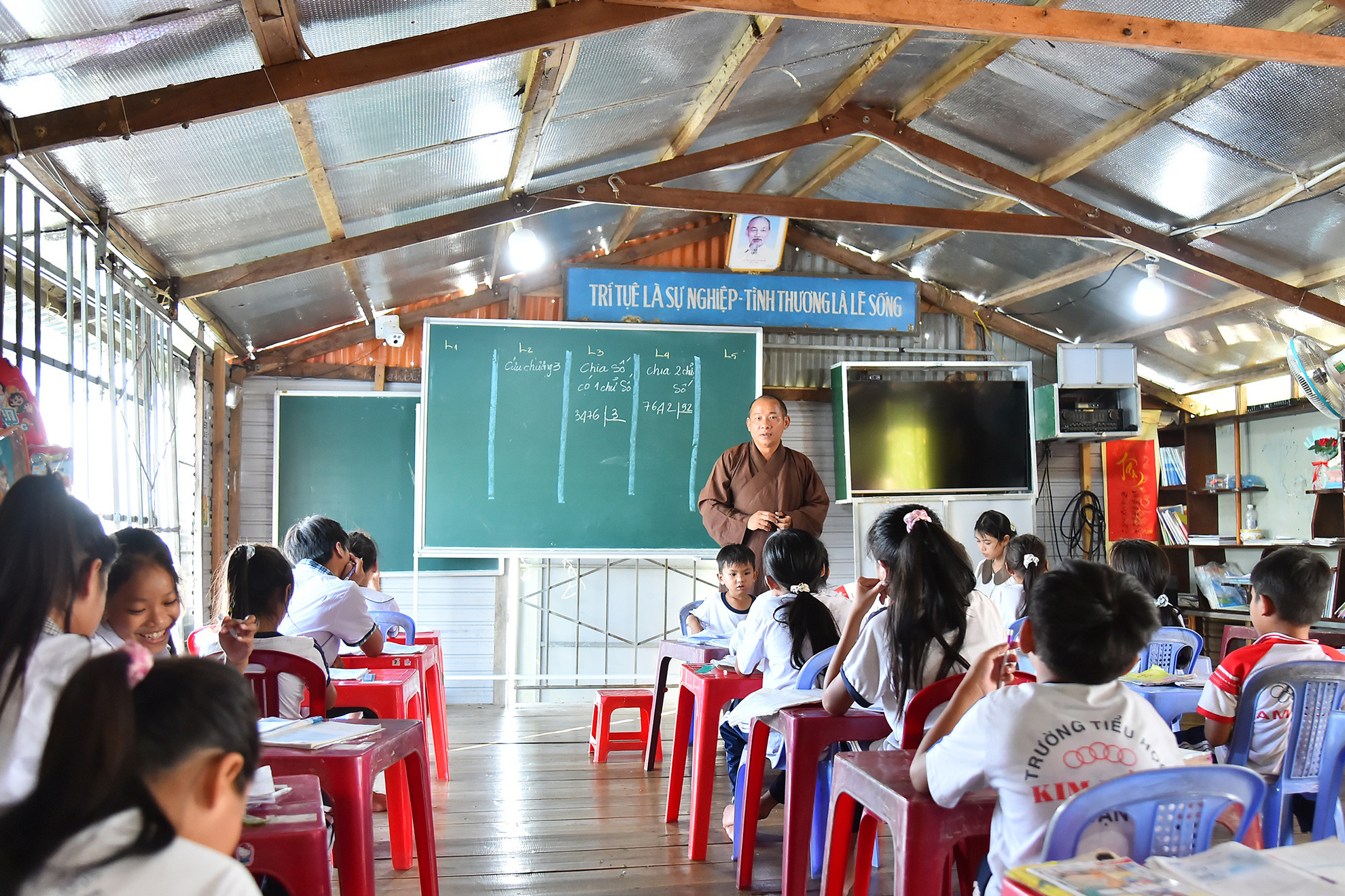 Vì nhiều lý do khác nhau, các hộ dân không còn giữ giấy tờ tùy thân cho nên các em sinh ra ở làng bè cũng chung cảnh ngộ. Việc này đã ảnh hưởng đến việc đi học của các em khi đủ tuổi đến trường. Do vậy, đại đức Thích Chơn Nguyên mở lớp học tình thương để tạo điều kiện cho các em có cơ hội được biết đọc, biết viết, biết làm toán. Vì nhiều lý do khác nhau, các hộ dân không còn giữ giấy tờ tùy thân cho nên các em sinh ra ở làng bè cũng chung cảnh ngộ. Việc này đã ảnh hưởng đến việc đi học của các em khi đủ tuổi đến trường. Do vậy, đại đức Thích Chơn Nguyên mở lớp học tình thương để tạo điều kiện cho các em có cơ hội được biết đọc, biết viết, biết làm toán.