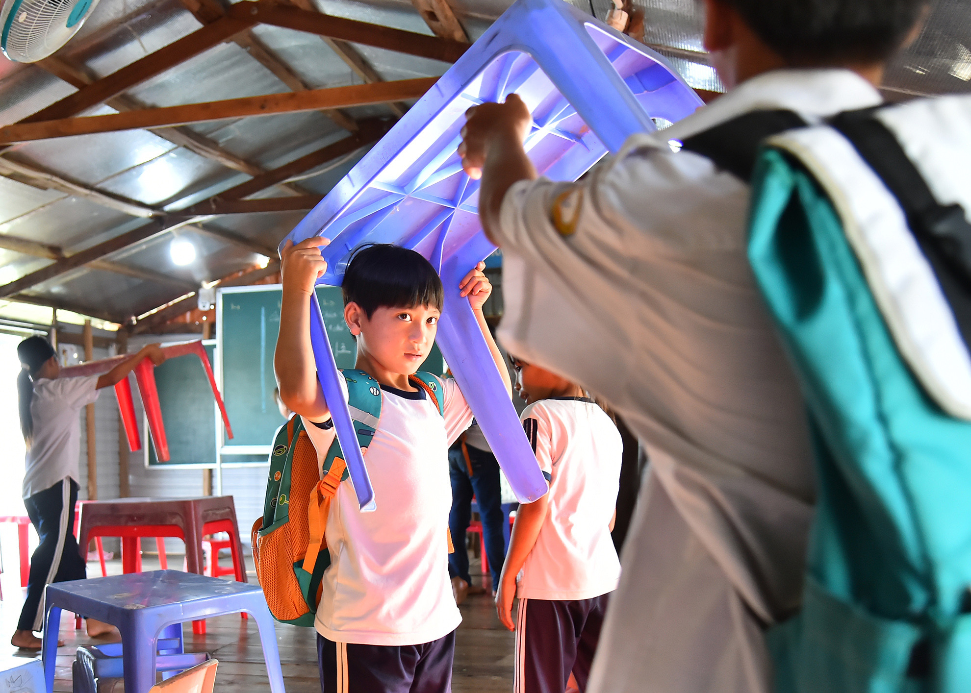 Trước khi kết thúc một ngày học, các em sẽ dọn dẹp, vệ sinh phòng học của mình để chuẩn bị cho buổi học sau. Trước khi kết thúc một ngày học, các em sẽ dọn dẹp, vệ sinh phòng học của mình để chuẩn bị cho buổi học sau.