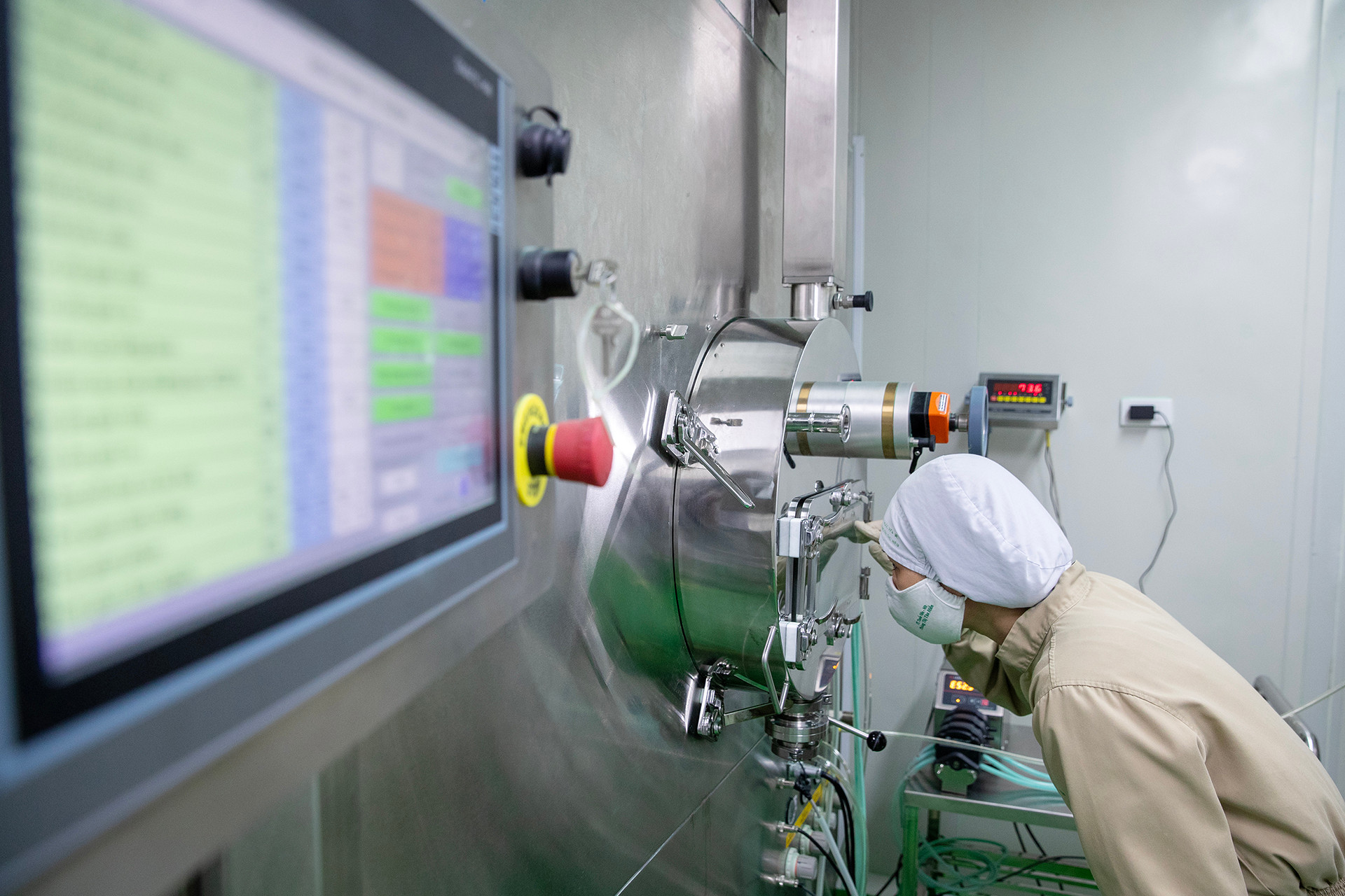 Traphaco đầu tư vào mảng tân dược với việc xây dựng nhà máy thân thiện với môi trường, thông minh, sử dụng robot, thực hiện chuyển giao công nghệ sản xuất từ nước ngoài.