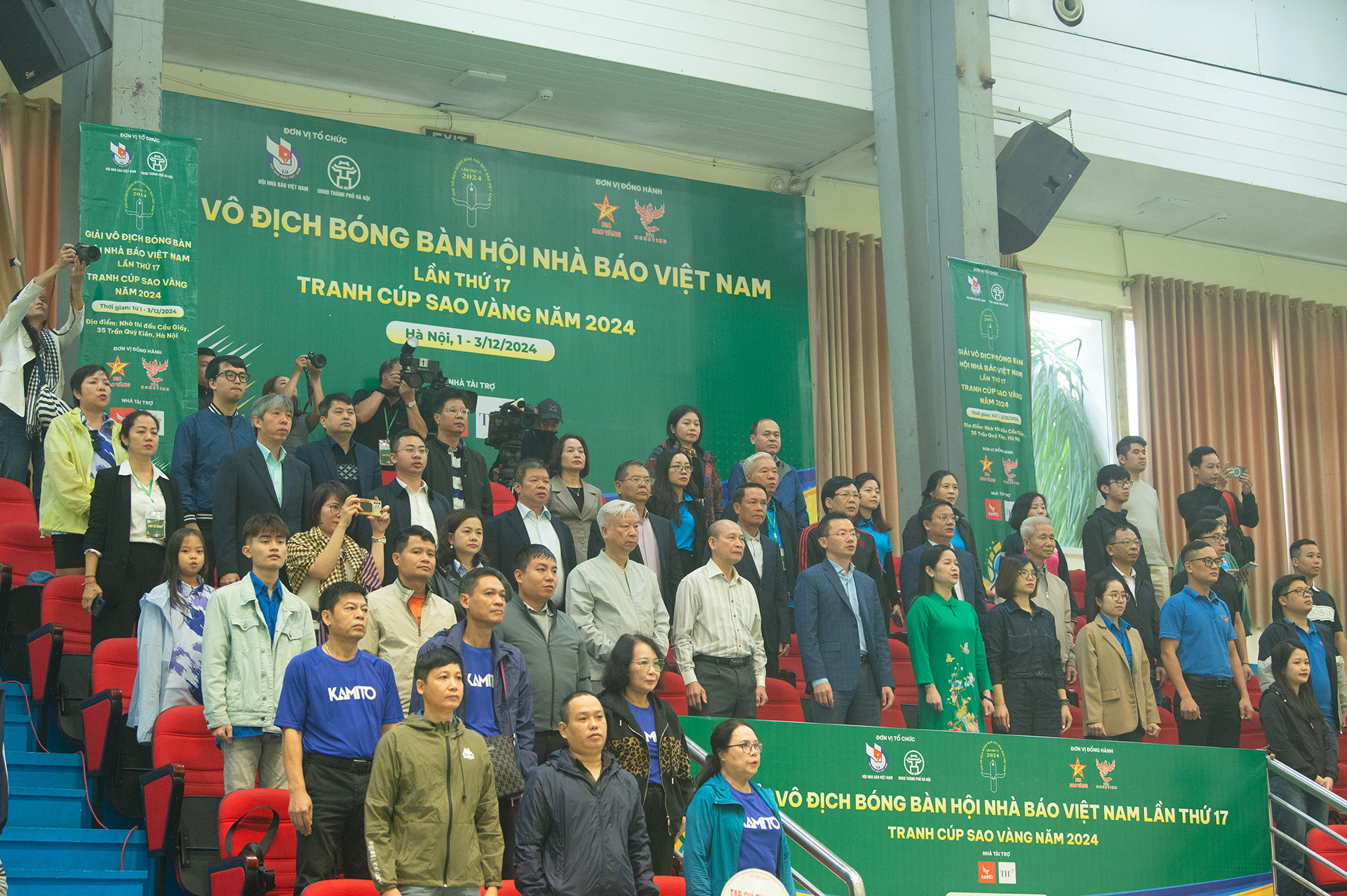 Các đại biểu thực hiện nghi lễ chào cờ tại lễ khai mạc Giải vô địch Bóng bàn Hội Nhà báo Việt Nam lần thứ 17-Tranh cúp Sao Vàng 2024.