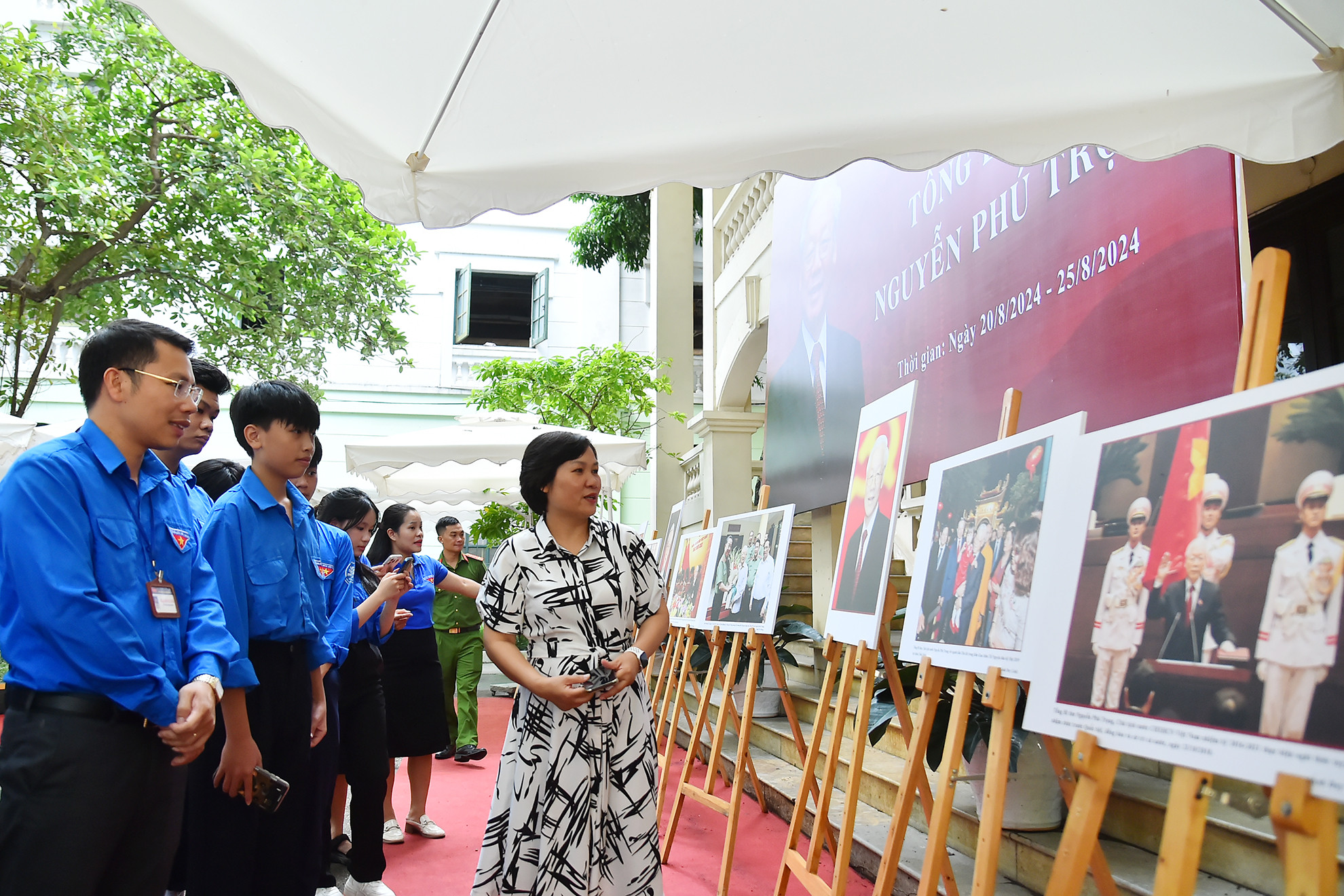 Triển lãm là dịp để người dân có cơ hội nhìn lại những hình ảnh quý giá của Tổng Bí thư Nguyễn Phú Trọng trong suốt nhiều năm làm việc. Đoàn viên, thanh niên xã Đông Hội xúc động khi nghe giới thiệu về cuộc đời, sự nghiệp của Tổng Bí thư Nguyễn Phú Trọng.