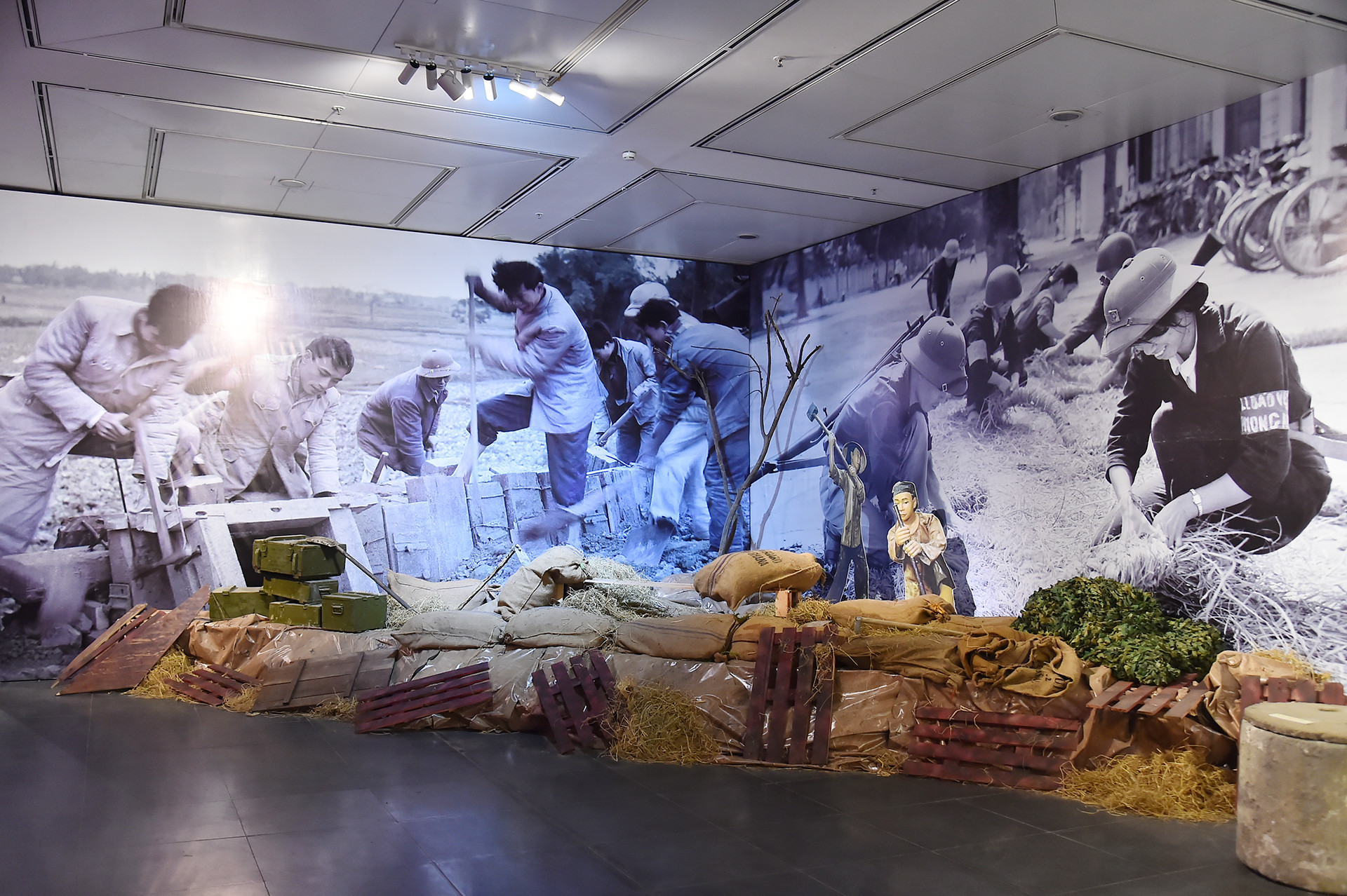 Chiến lũy của quân và dân Hà Nội trong những ngày kháng chiến được phục dựng lại tại không gian triển lãm. Chiến lũy của quân và dân Hà Nội trong những ngày kháng chiến được phục dựng lại tại không gian triển lãm.