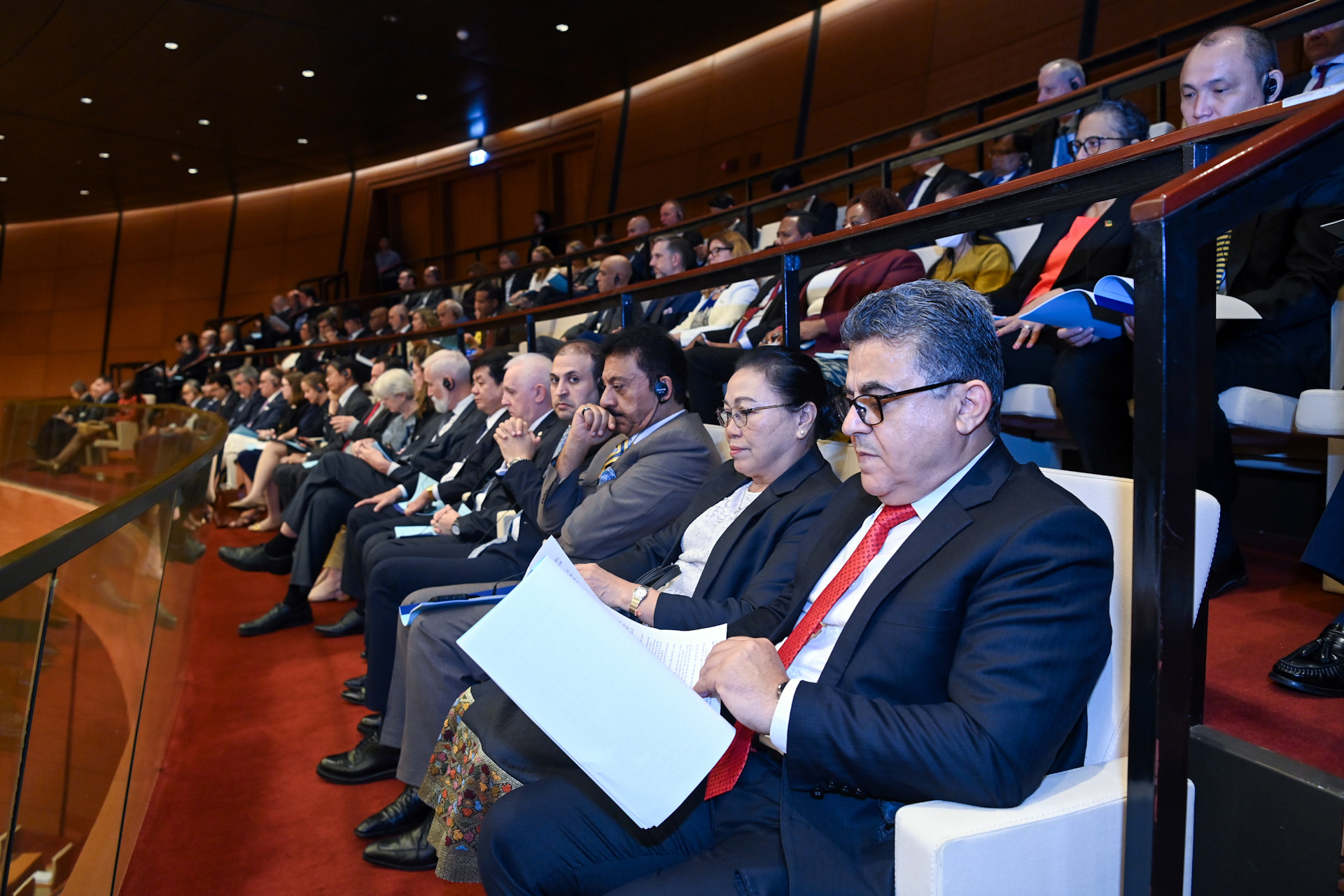 Các đại sứ, đại biện, Trưởng đại diện các tổ chức quốc tế tại Hà Nội tham dự phiên khai mạc tại Hội trường Diên Hồng.