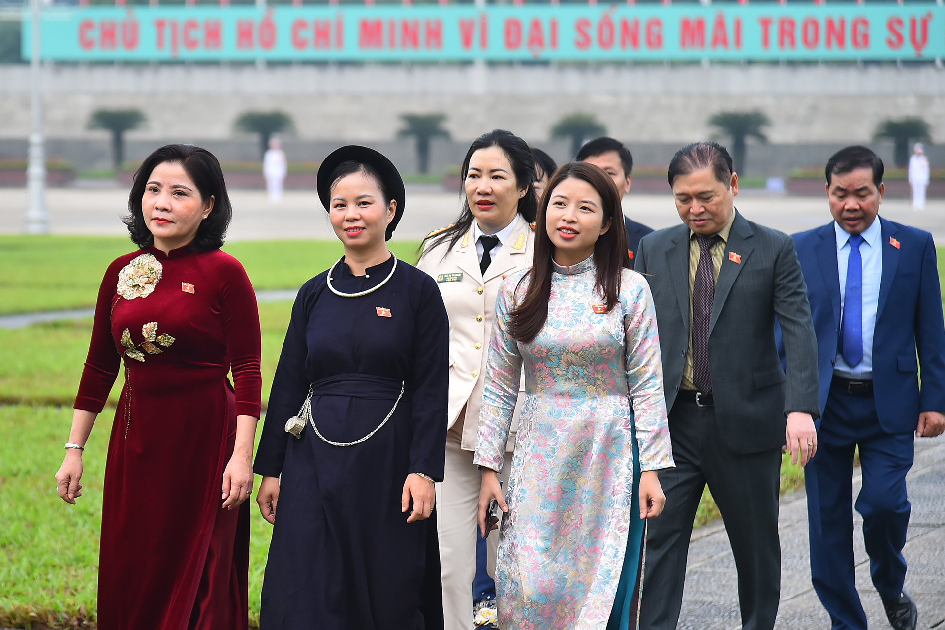 Các đại biểu Quốc hội trao đổi bên lề trên đường trở về Nhà Quốc hội dự phiên trù bị sau khi viếng Chủ tịch Hồ Chí Minh.