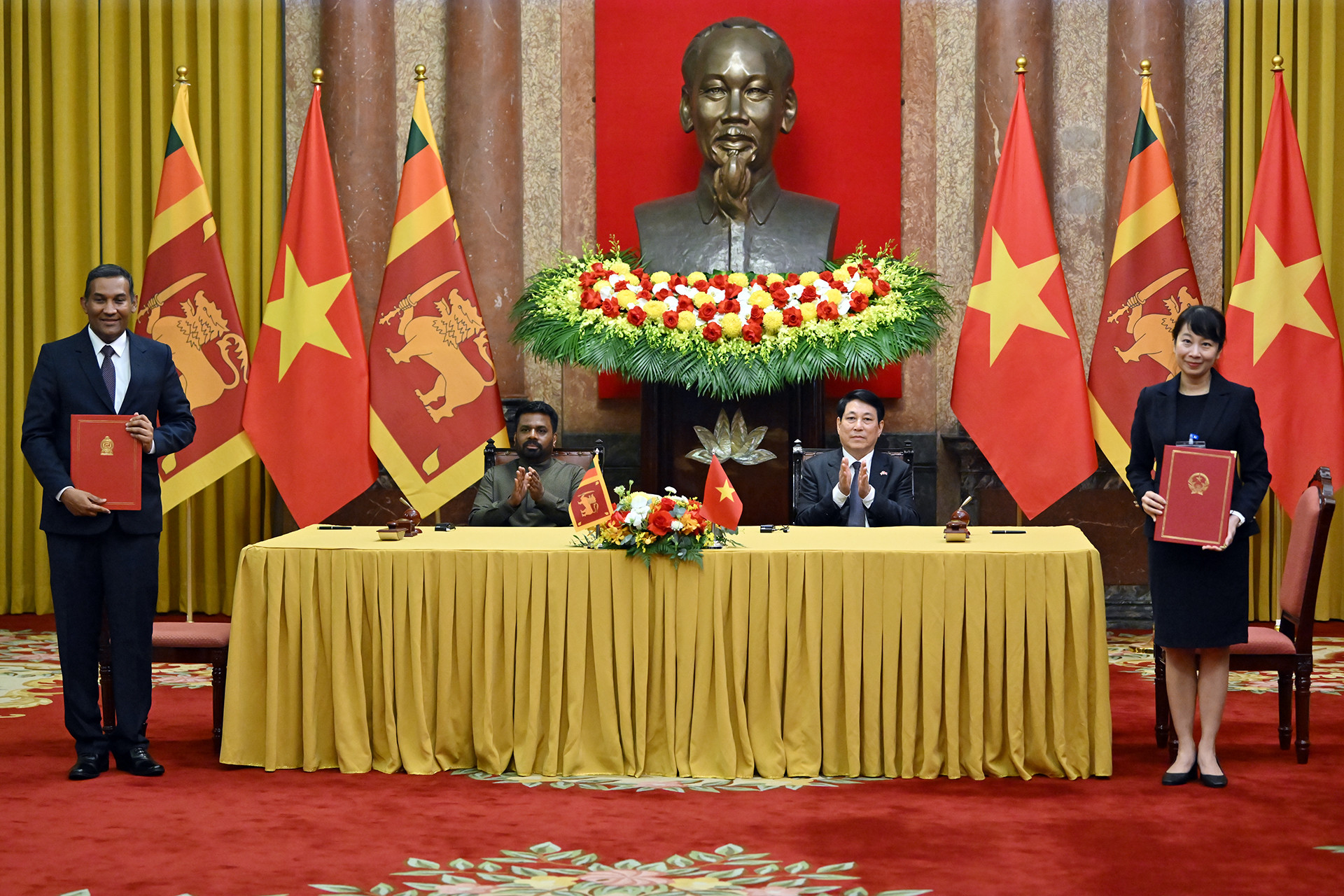 Chủ tịch nước Lương Cường và Tổng thống Sri Lanka Anura Kumara Dissanayaka chứng kiến lễ ký Bản ghi nhớ hợp tác giữa Học viện Ngoại giao Việt Nam trực thuộc Bộ Ngoại giao nước Cộng hòa xã hội chủ nghĩa Việt Nam và Học viện Đào tạo Ngoại giao quốc tế Bandaranaike thuộc Bộ Ngoại giao, Việc làm nước ngoài và Du lịch nước Cộng hòa xã hội chủ nghĩa dân chủ Sri Lanka.