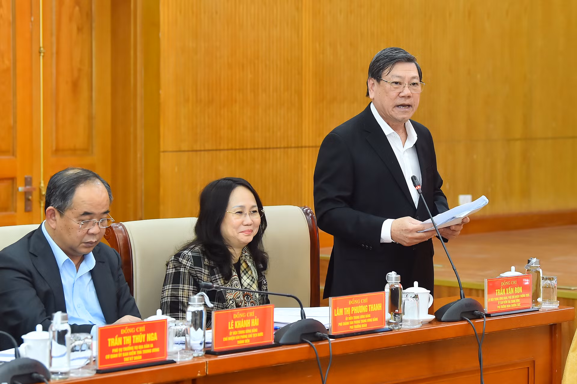 Đồng chí Trần Văn Rón, Ủy viên Trung ương Đảng, Phó Chủ nhiệm Thường trực Ủy ban Kiểm tra Trung ương, Phó Trưởng đoàn Thường trực Đoàn kiểm tra số 1907 trình bày Dự thảo Báo cáo kết quả kiểm tra đối với Đảng ủy các cơ quan Đảng Trung ương.