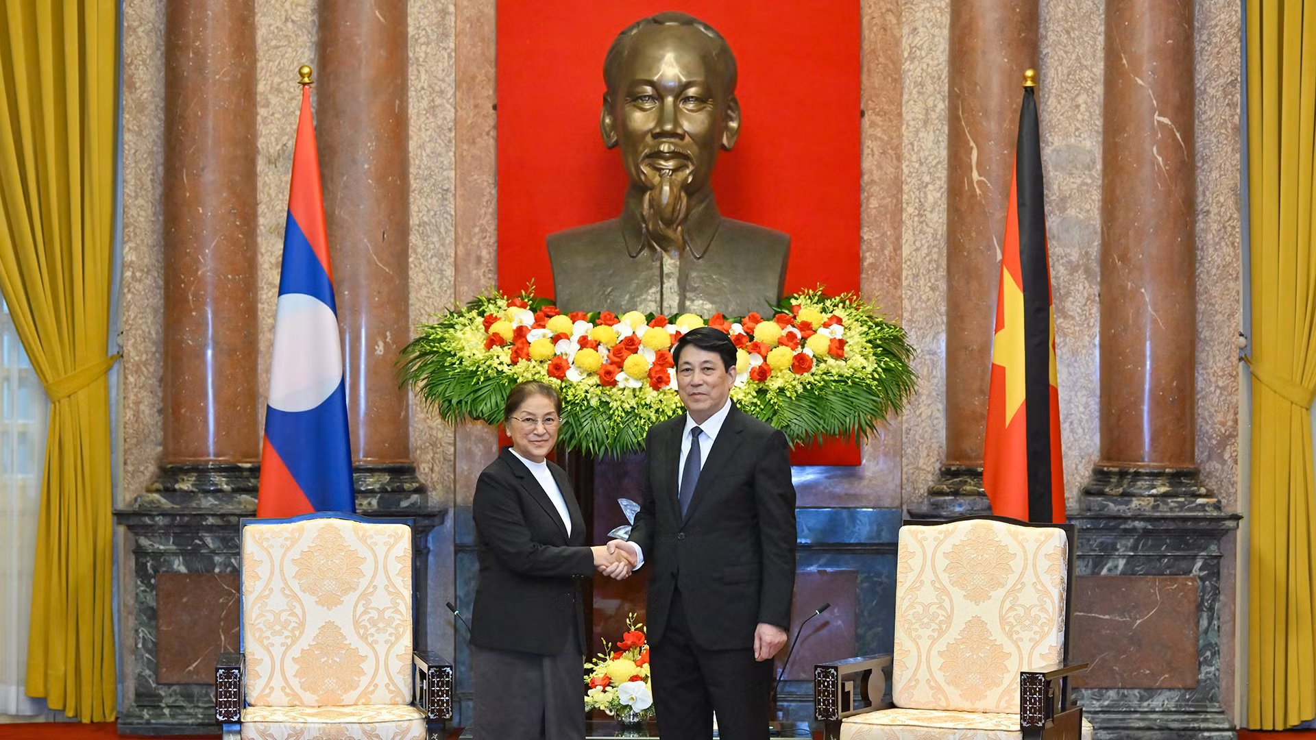 Chủ tịch nước Lương Cường và Phó Chủ tịch nước Lào Pany Yathotou.