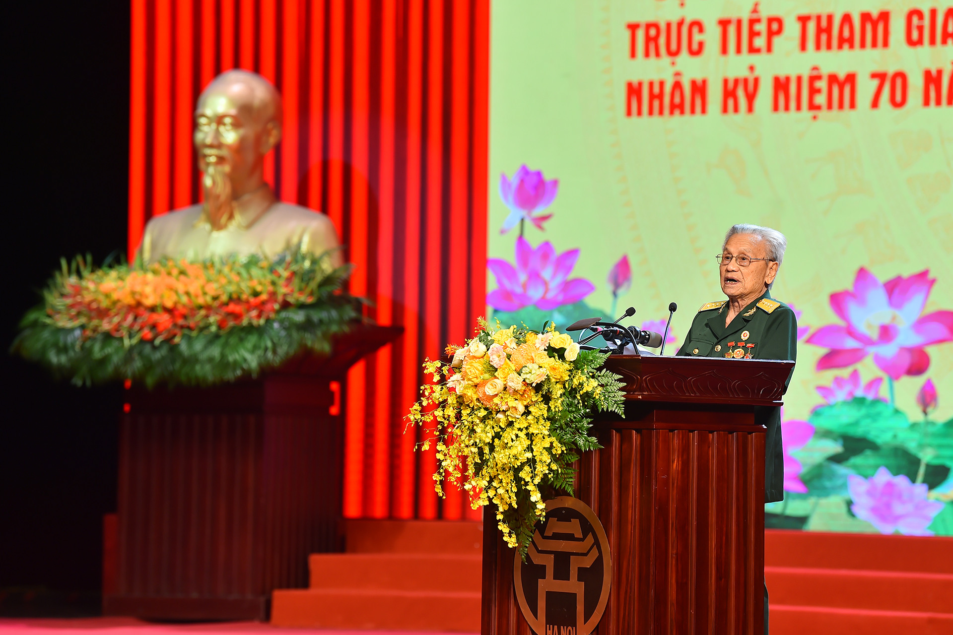 Cựu chiến binh Lê Văn Tính, phường Khương Mai (quận Thanh Xuân) đại diện cho những chiến sĩ tham gia tiếp quản giải phóng Thủ đô chia sẻ kỷ niệm tại chương trình. Cựu chiến binh Lê Văn Tính, phường Khương Mai (quận Thanh Xuân) đại diện cho những chiến sĩ tham gia tiếp quản giải phóng Thủ đô chia sẻ kỷ niệm tại chương trình.