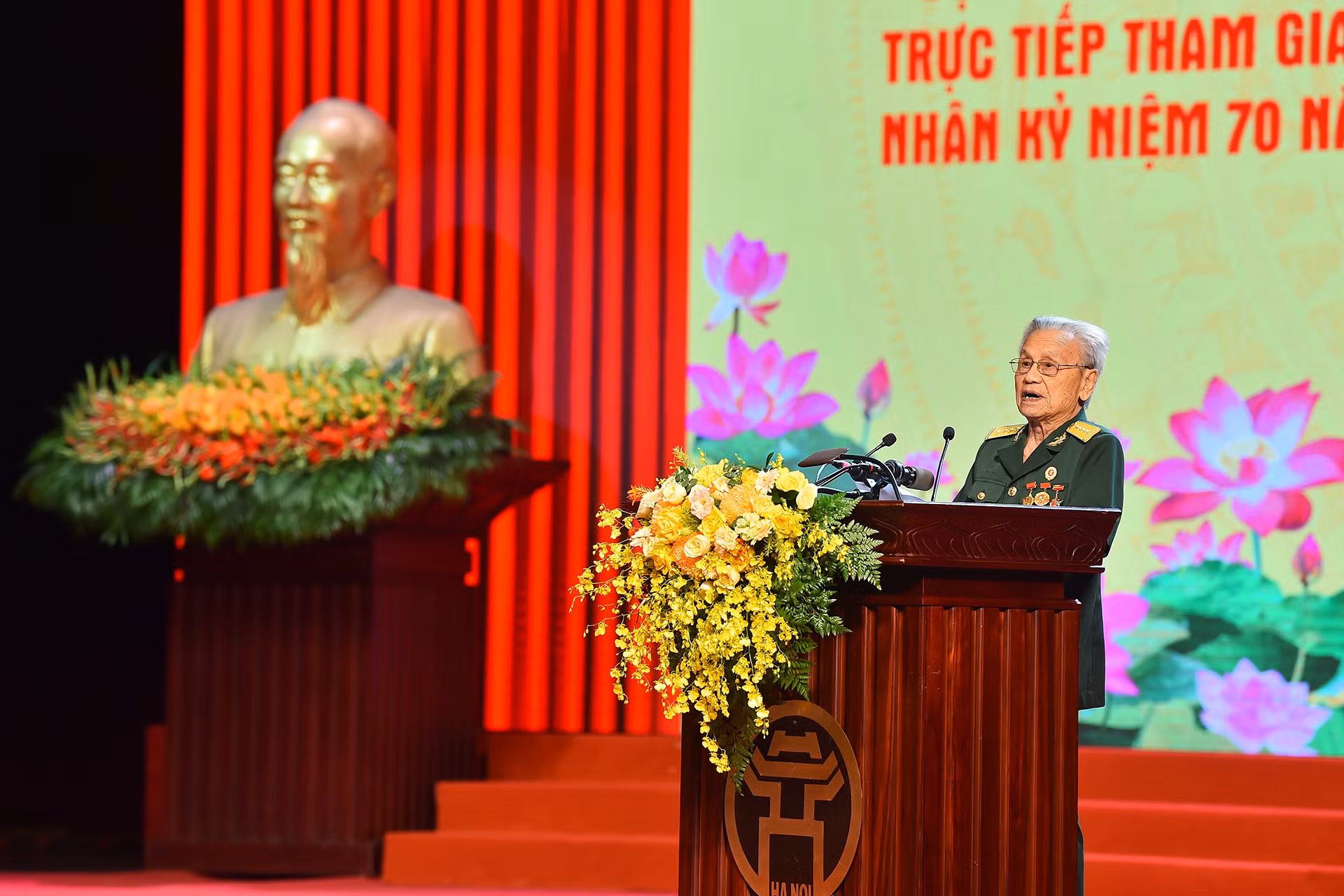 Cựu chiến binh Lê Văn Tính, phường Khương Mai (quận Thanh Xuân) đại diện cho những chiến sĩ tham gia tiếp quản giải phóng Thủ đô chia sẻ kỷ niệm tại chương trình.