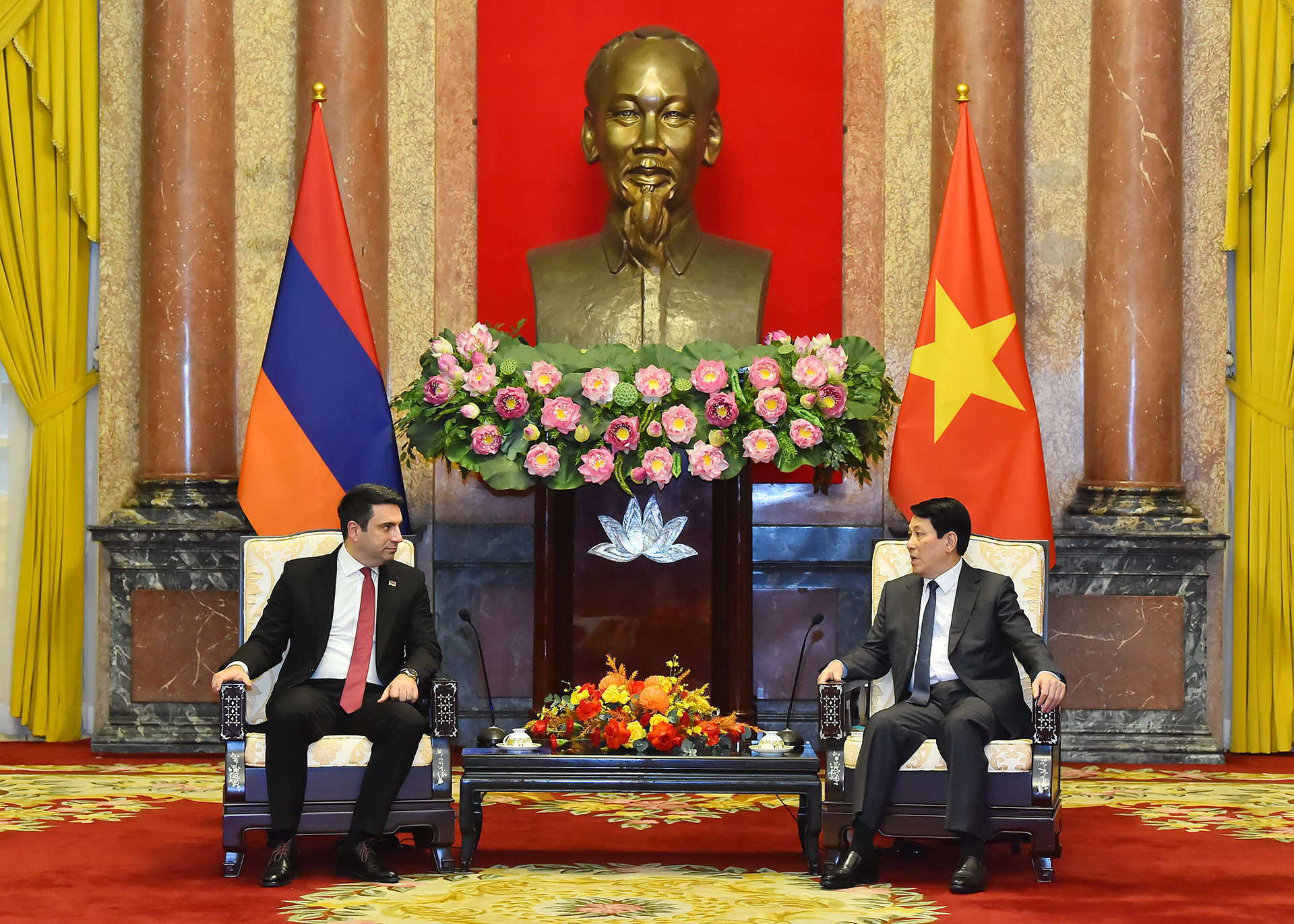 Chủ tịch nước Lương Cường tiếp Chủ tịch Quốc hội Cộng hòa Armenia Alen Simonyan.