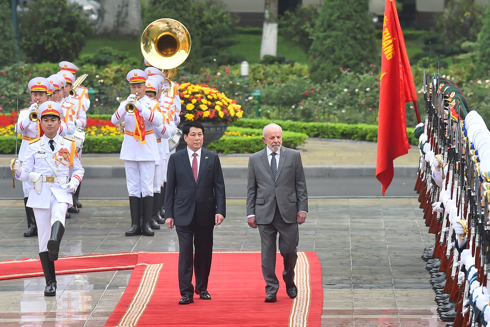 Chủ tịch nước Lương Cường và Tổng thống Brazil Luiz Inácio Lula da Silva duyệt Đội Danh dự Quân đội nhân dân Việt Nam tại lễ đón. Chủ tịch nước Lương Cường và Tổng thống Brazil Luiz Inácio Lula da Silva duyệt Đội Danh dự Quân đội nhân dân Việt Nam tại lễ đón.