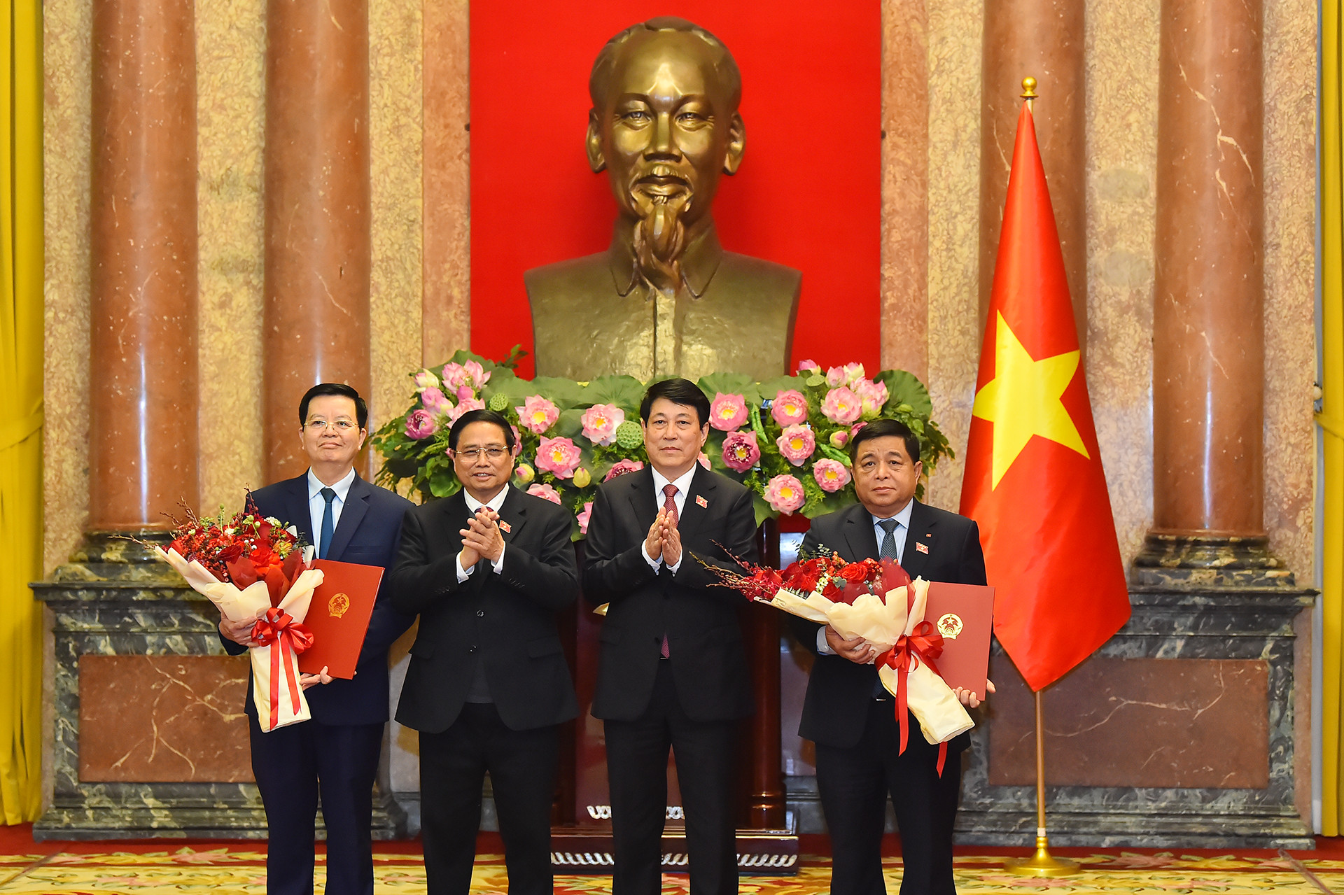 Chủ tịch nước Lương Cường và Thủ tướng Phạm Minh Chính chúc mừng các Phó Thủ tướng: Nguyễn Chí Dũng và Mai Văn Chính.