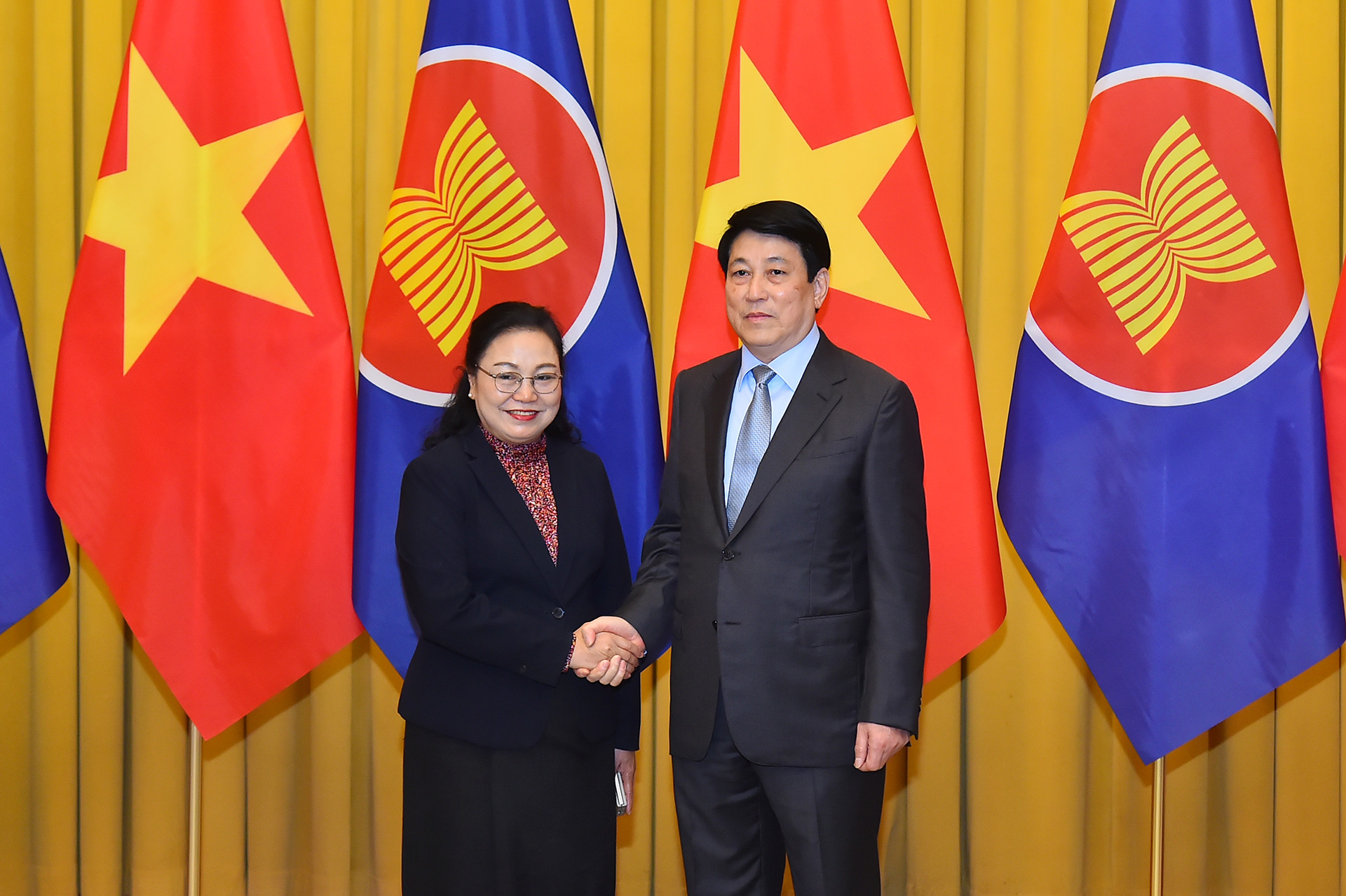 Chủ tịch nước Lương Cường và Đại sứ Lào tại Việt Nam Khamphao Ernthavanh tại buổi tiếp. Chủ tịch nước Lương Cường và Đại sứ Lào tại Việt Nam Khamphao Ernthavanh tại buổi tiếp.